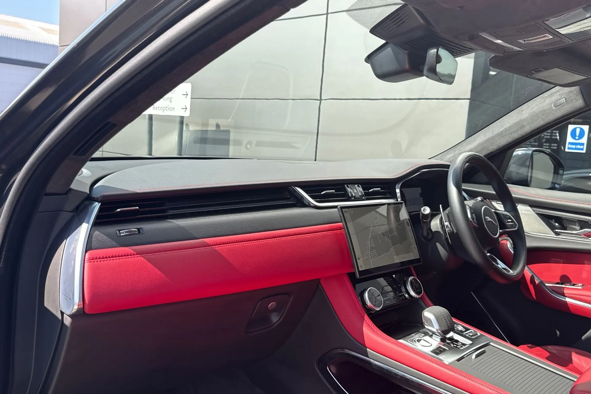 Jaguar F-PACE thumbnail image number 44