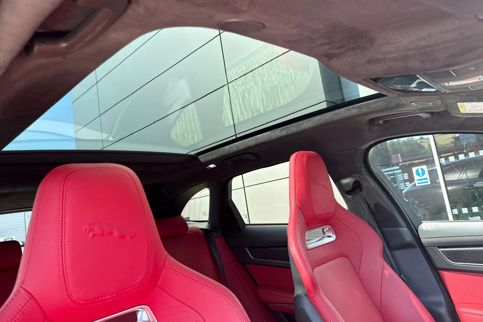 Jaguar F-PACE thumbnail image number 14