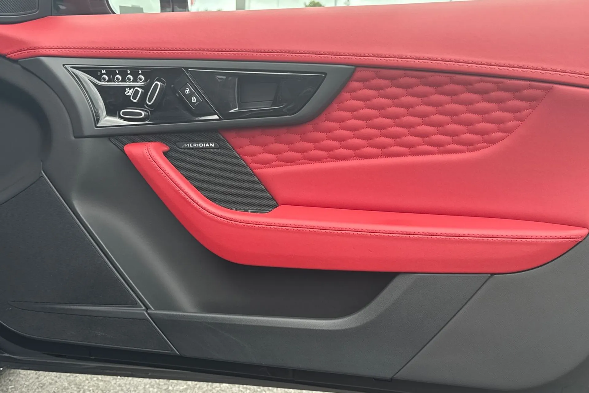 Jaguar F-TYPE thumbnail image number 18