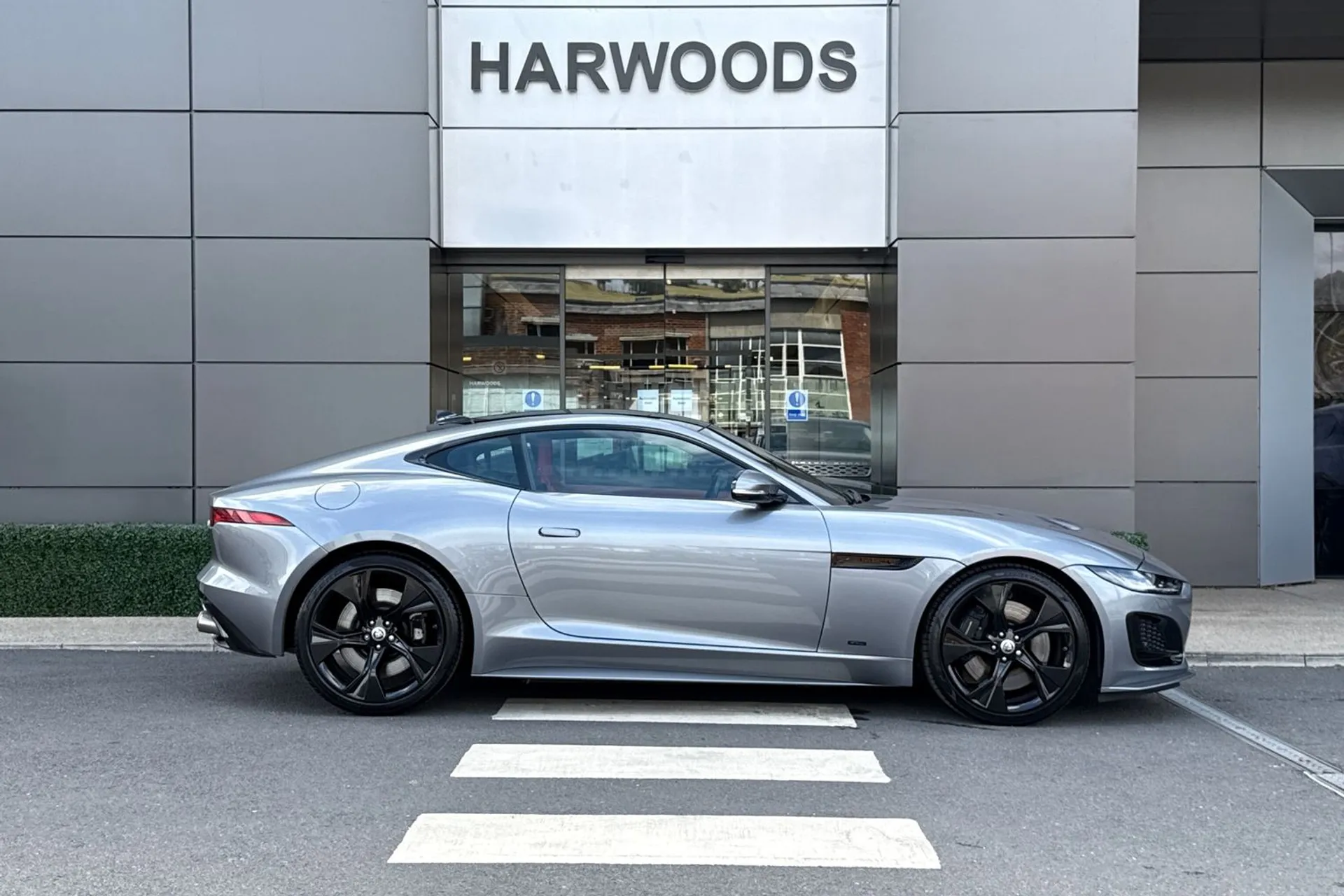 Jaguar F-TYPE thumbnail image number 2