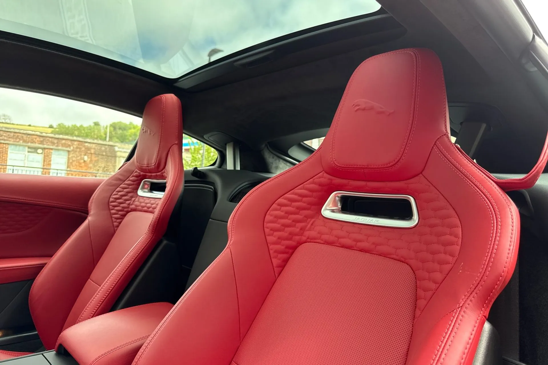 Jaguar F-TYPE thumbnail image number 36