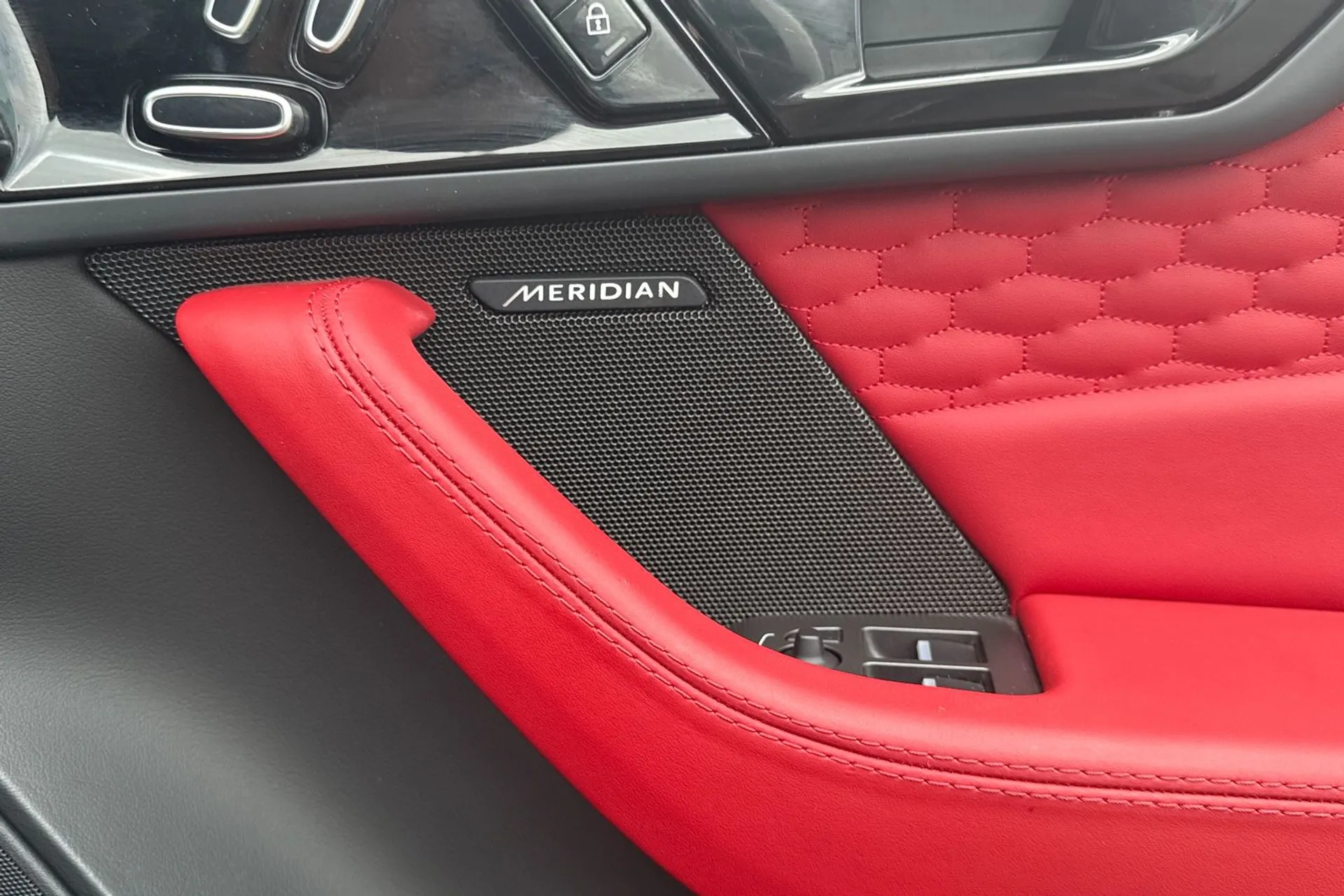Jaguar F-TYPE thumbnail image number 19