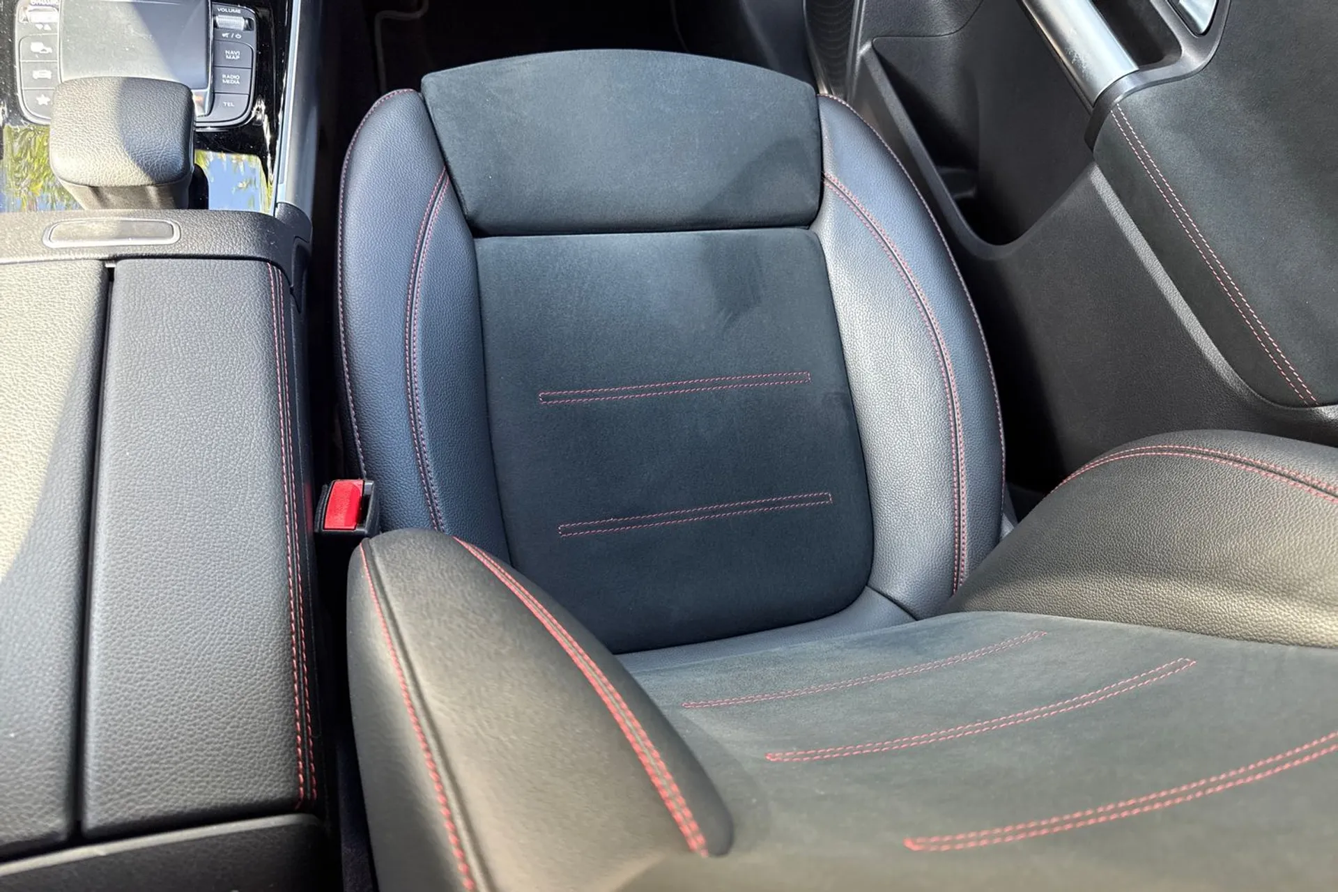 MERCEDES-BENZ GLA thumbnail image number 35