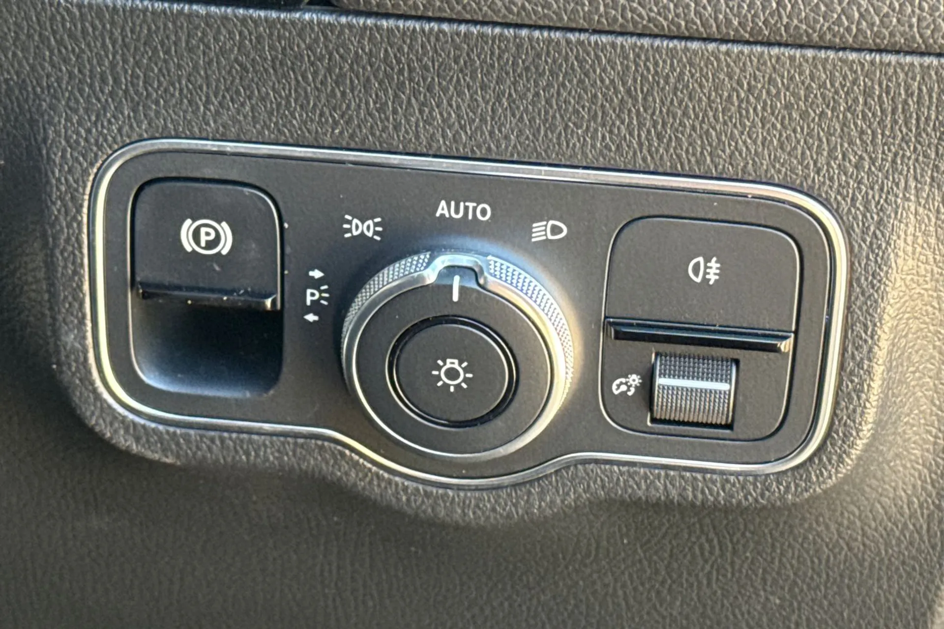 MERCEDES-BENZ GLA thumbnail image number 43