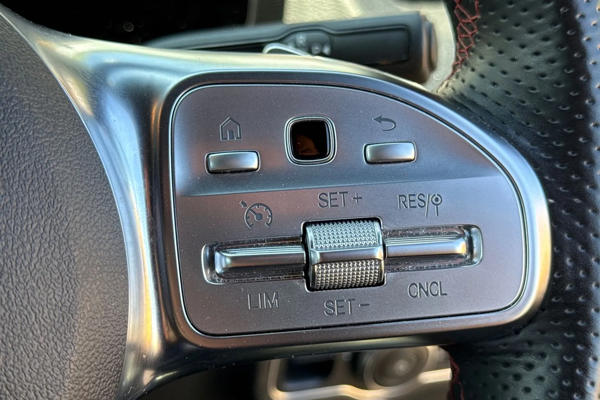 MERCEDES-BENZ GLA thumbnail image number 39