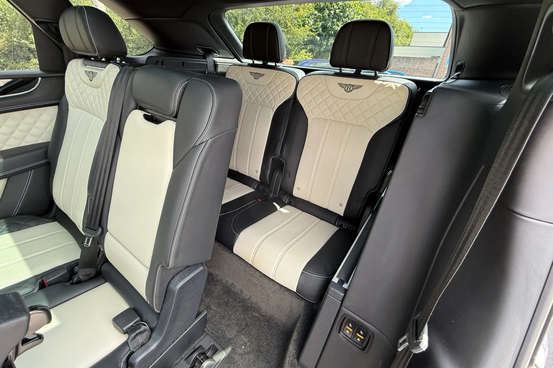Bentley BENTAYGA V8 D AUTO thumbnail image number 5