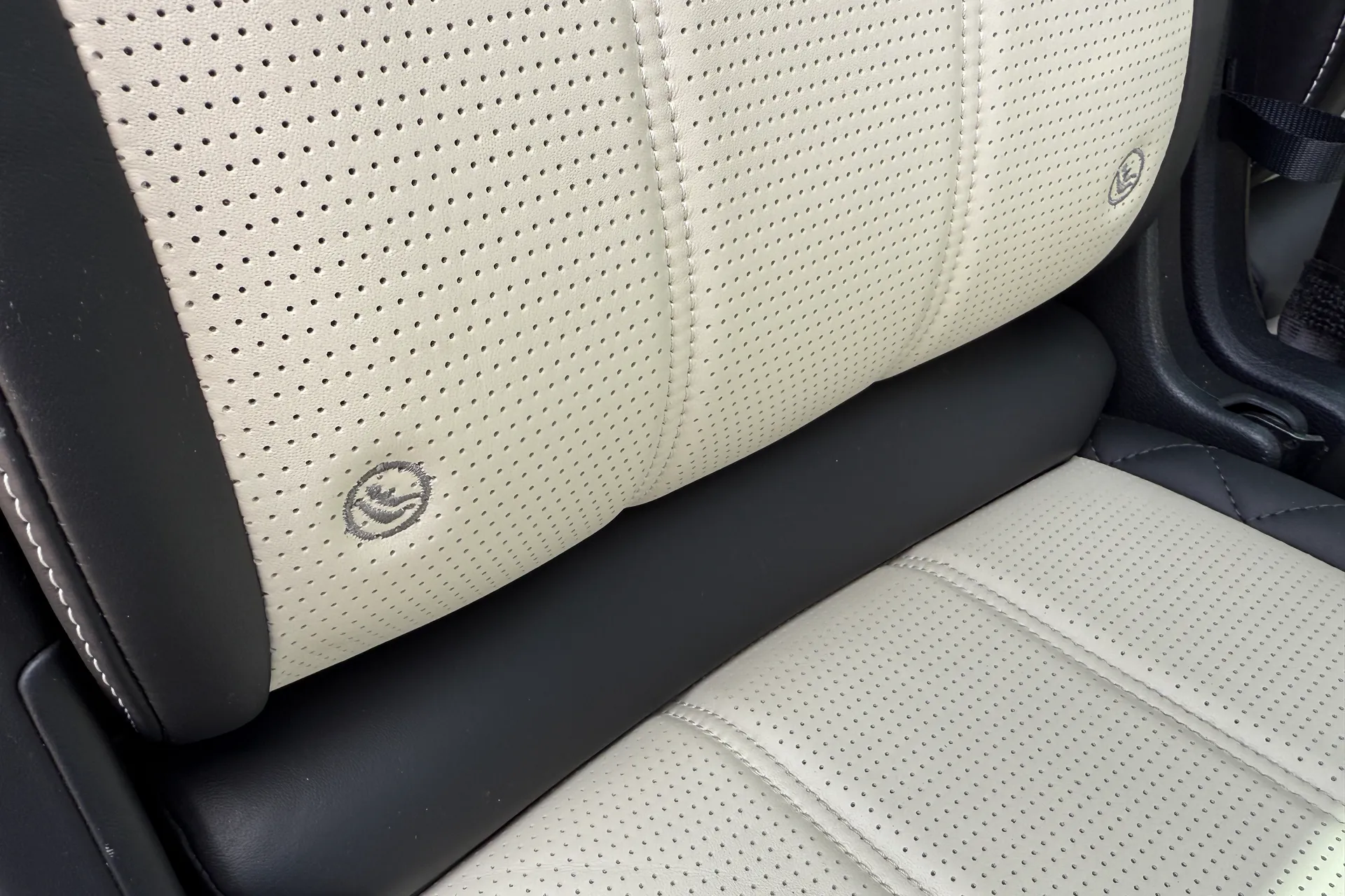Bentley BENTAYGA V8 D AUTO thumbnail image number 27