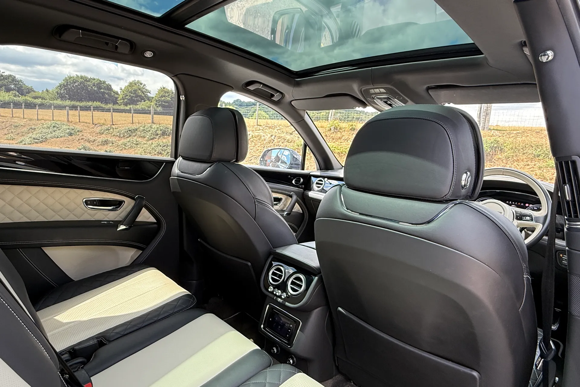 Bentley BENTAYGA V8 D AUTO thumbnail image number 26