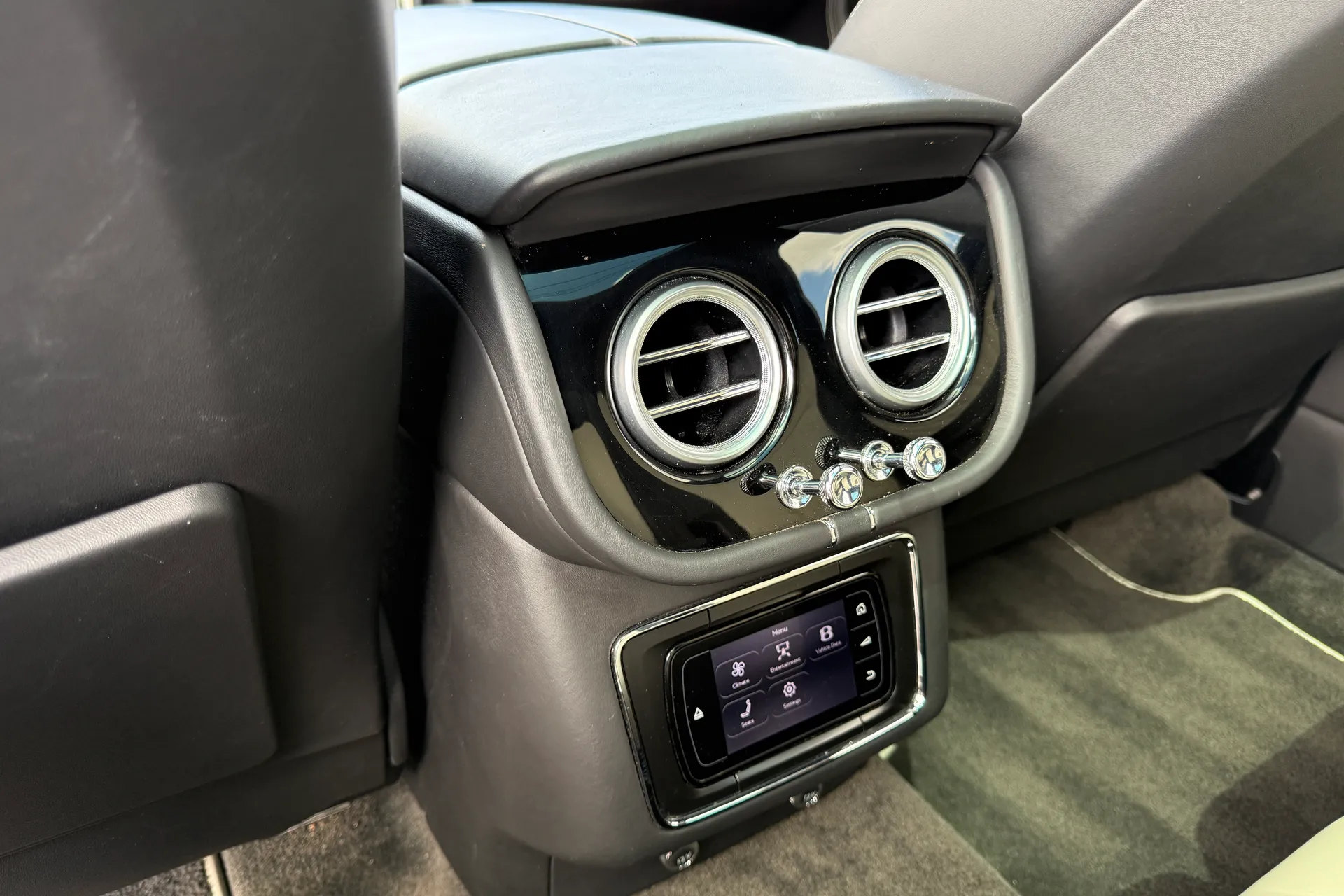Bentley BENTAYGA V8 D AUTO thumbnail image number 35