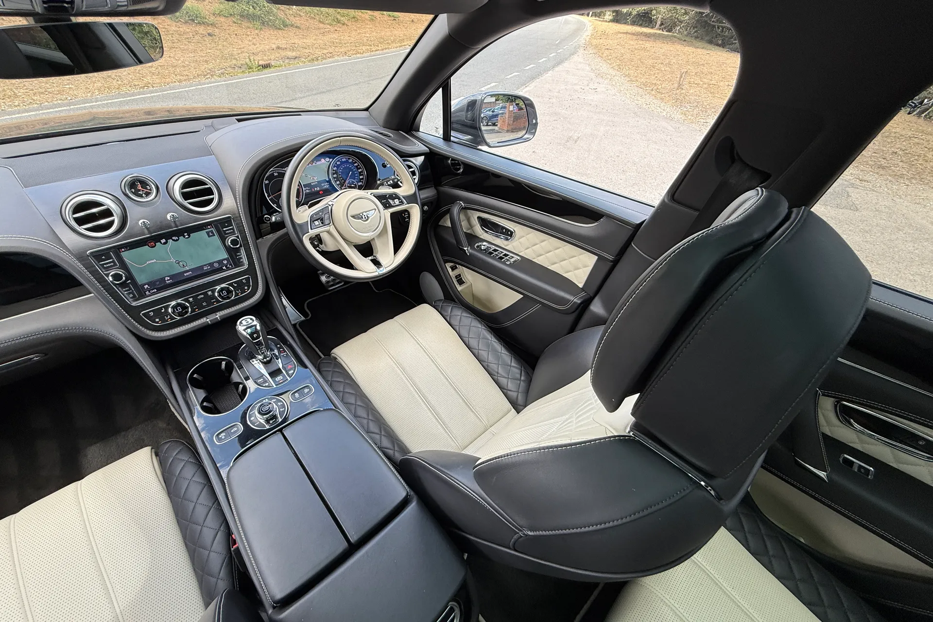 Bentley BENTAYGA V8 D AUTO thumbnail image number 36