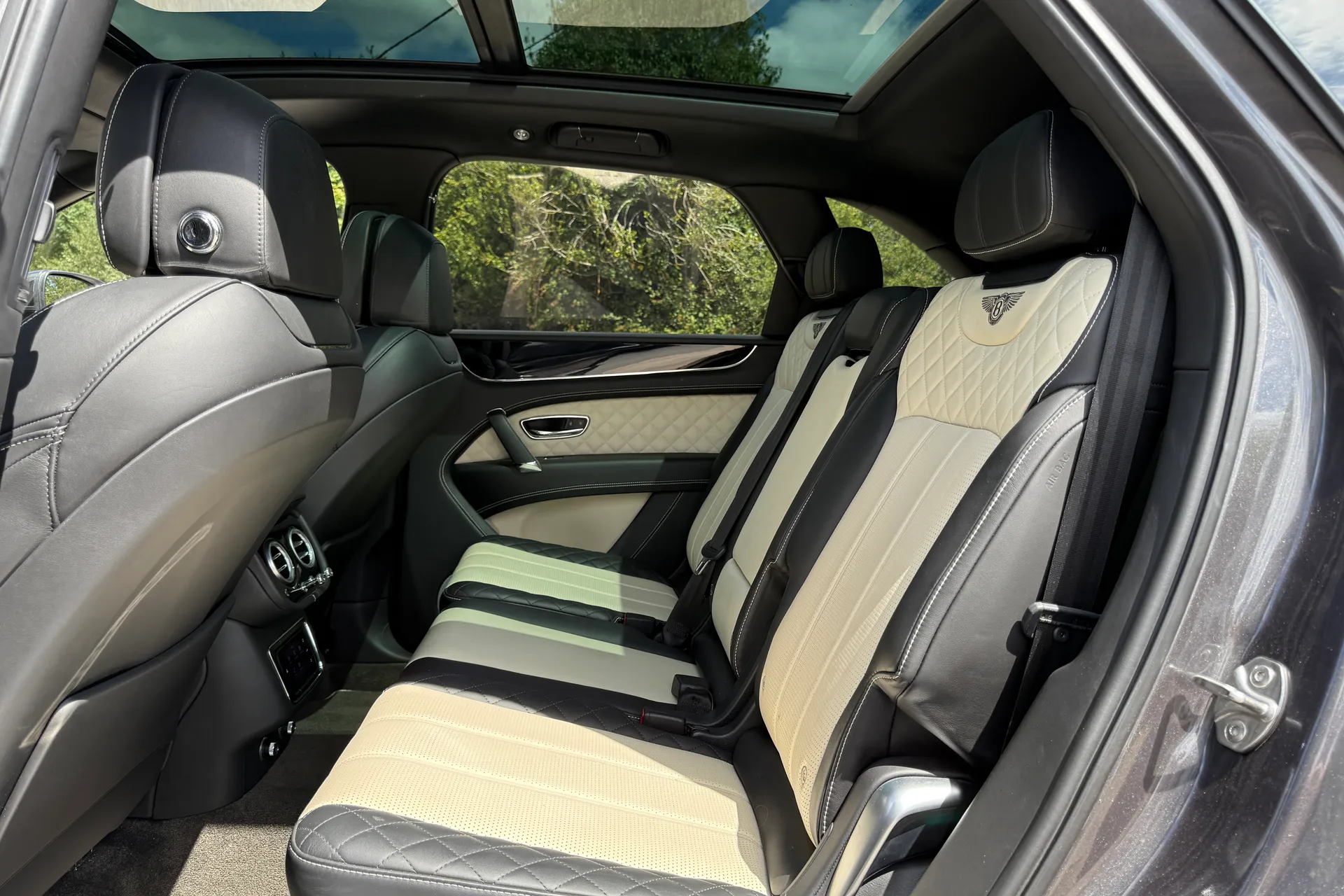 Bentley BENTAYGA V8 D AUTO thumbnail image number 34