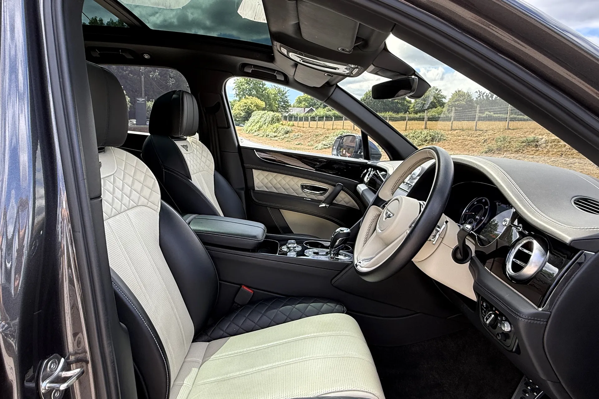 Bentley BENTAYGA V8 D AUTO thumbnail image number 30