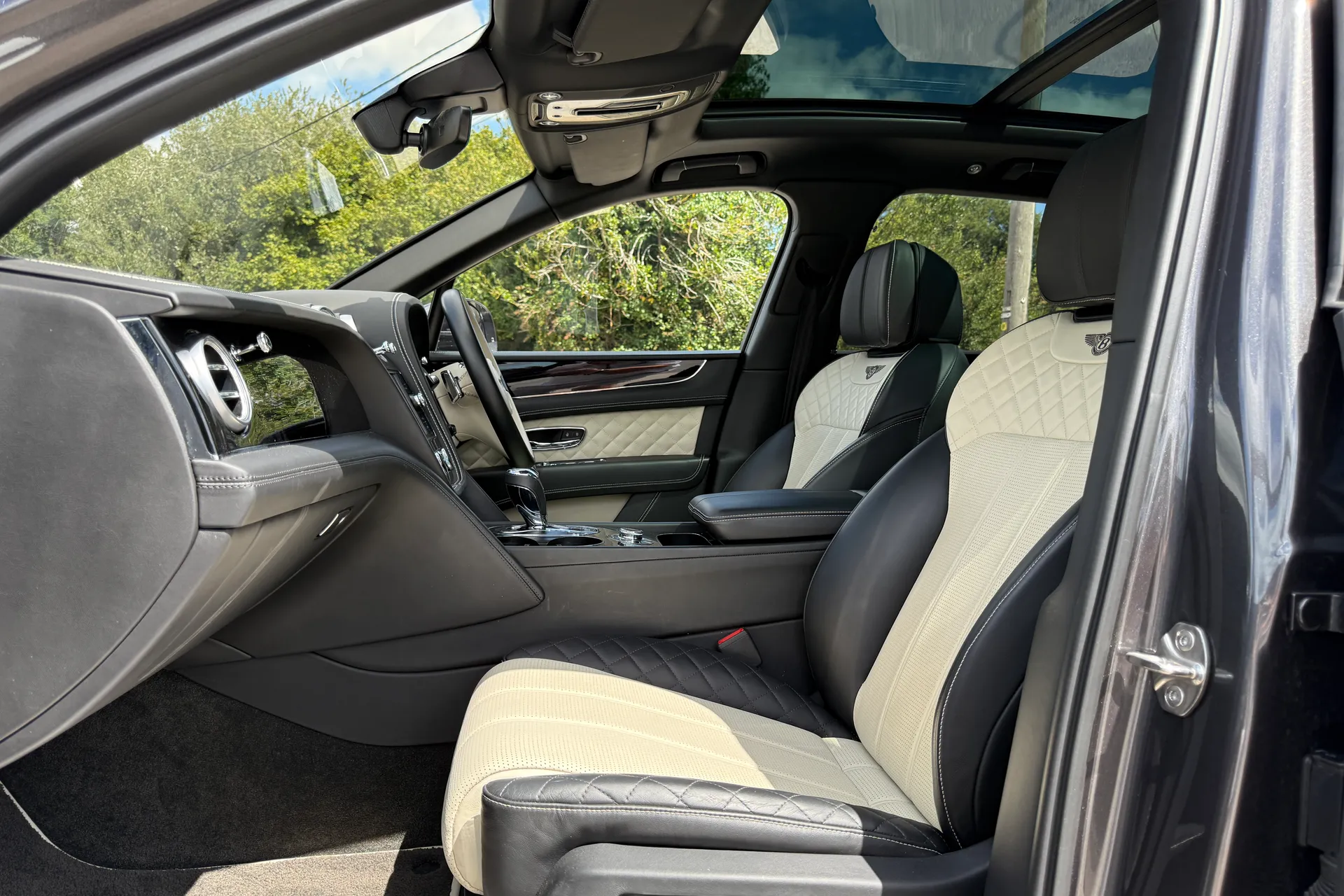 Bentley BENTAYGA V8 D AUTO thumbnail image number 33