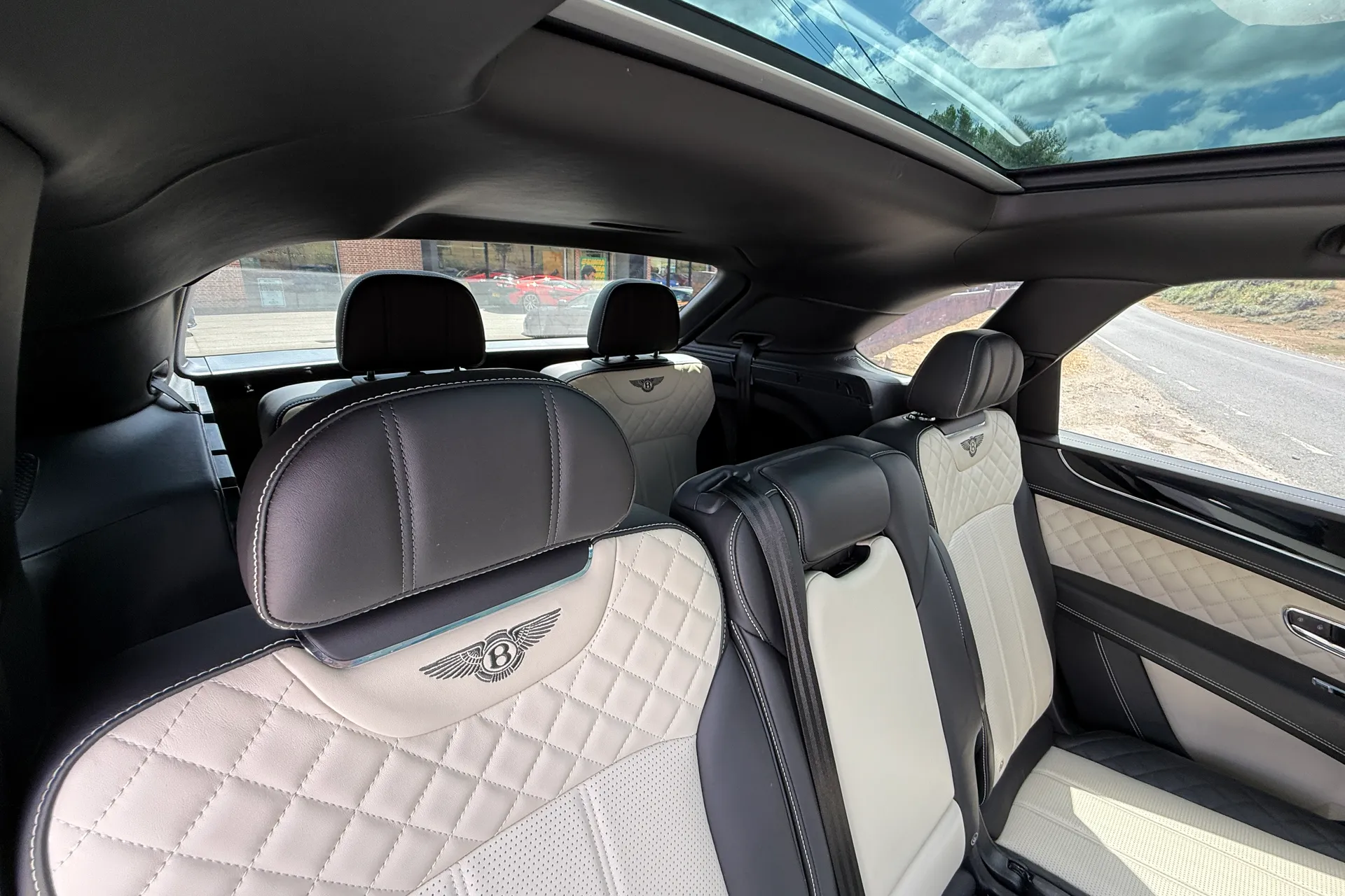 Bentley BENTAYGA V8 D AUTO thumbnail image number 29