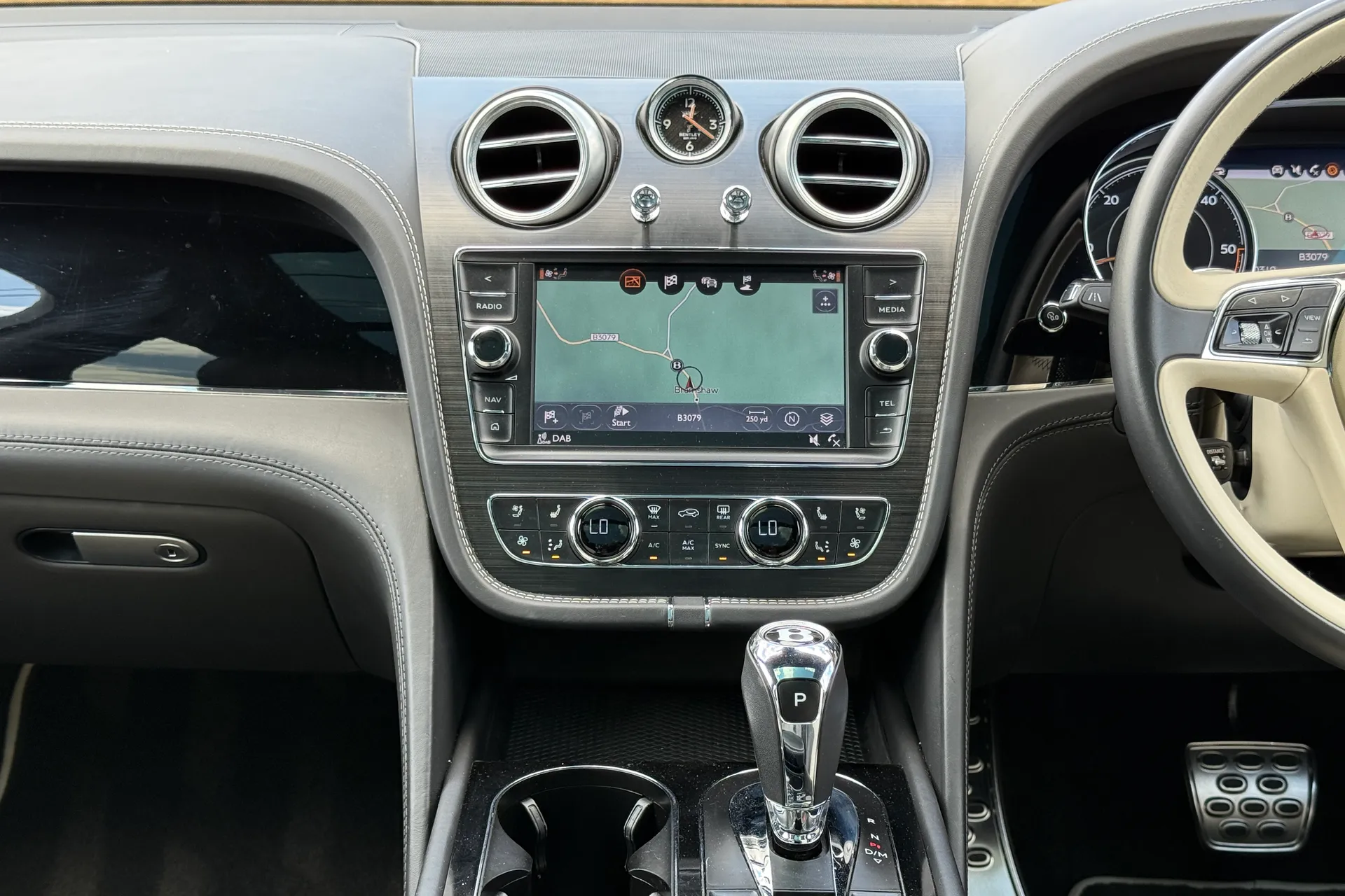 Bentley BENTAYGA V8 D AUTO thumbnail image number 38