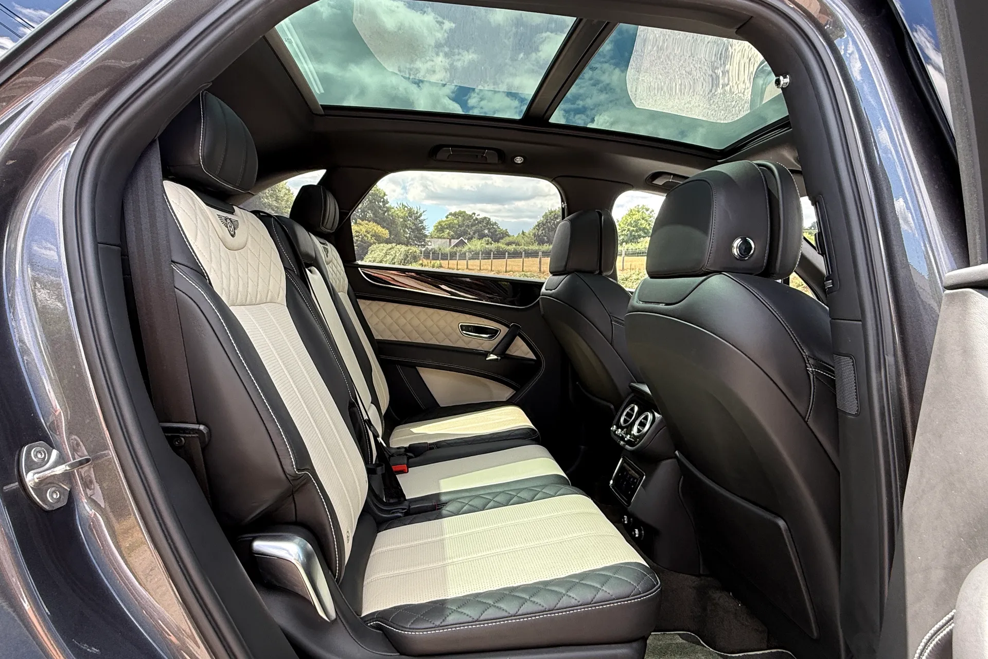 Bentley BENTAYGA V8 D AUTO thumbnail image number 25