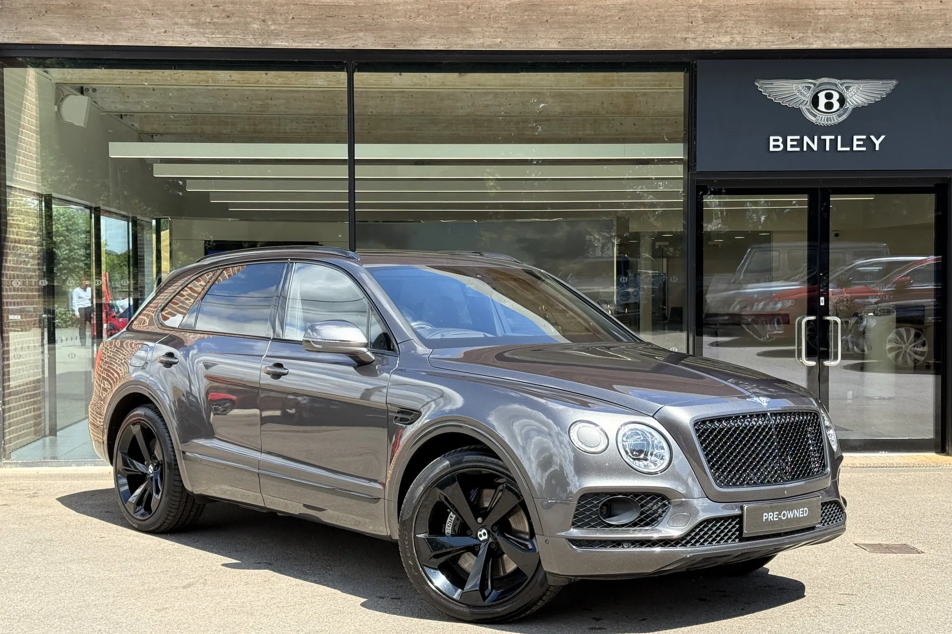 Bentley BENTAYGA V8 D AUTO focused image