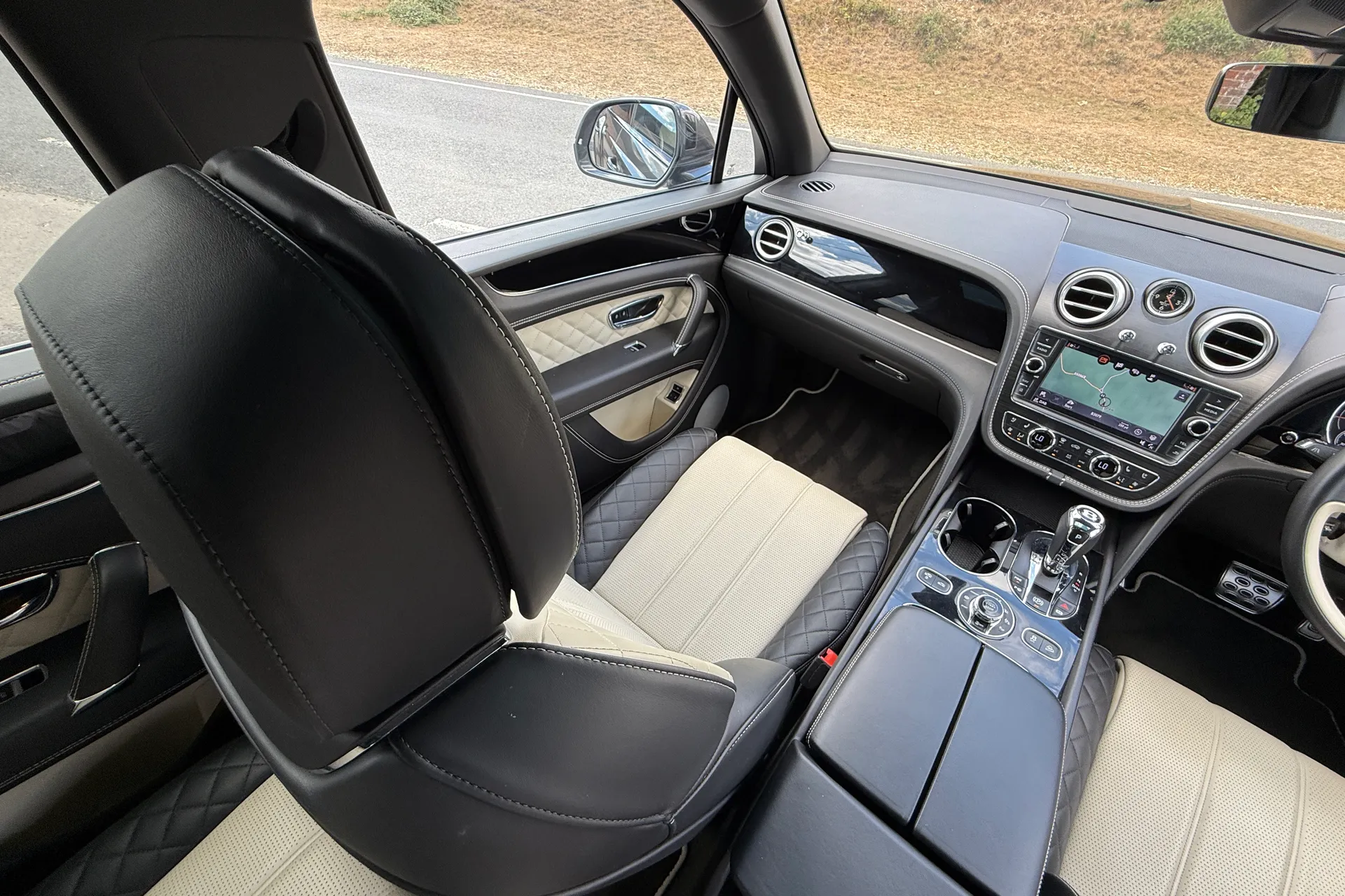 Bentley BENTAYGA V8 D AUTO thumbnail image number 44