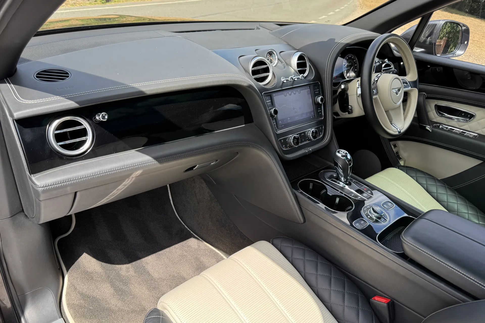 Bentley BENTAYGA V8 D AUTO thumbnail image number 32