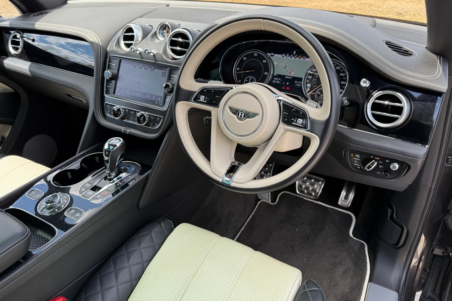 Bentley BENTAYGA V8 D AUTO thumbnail image number 31