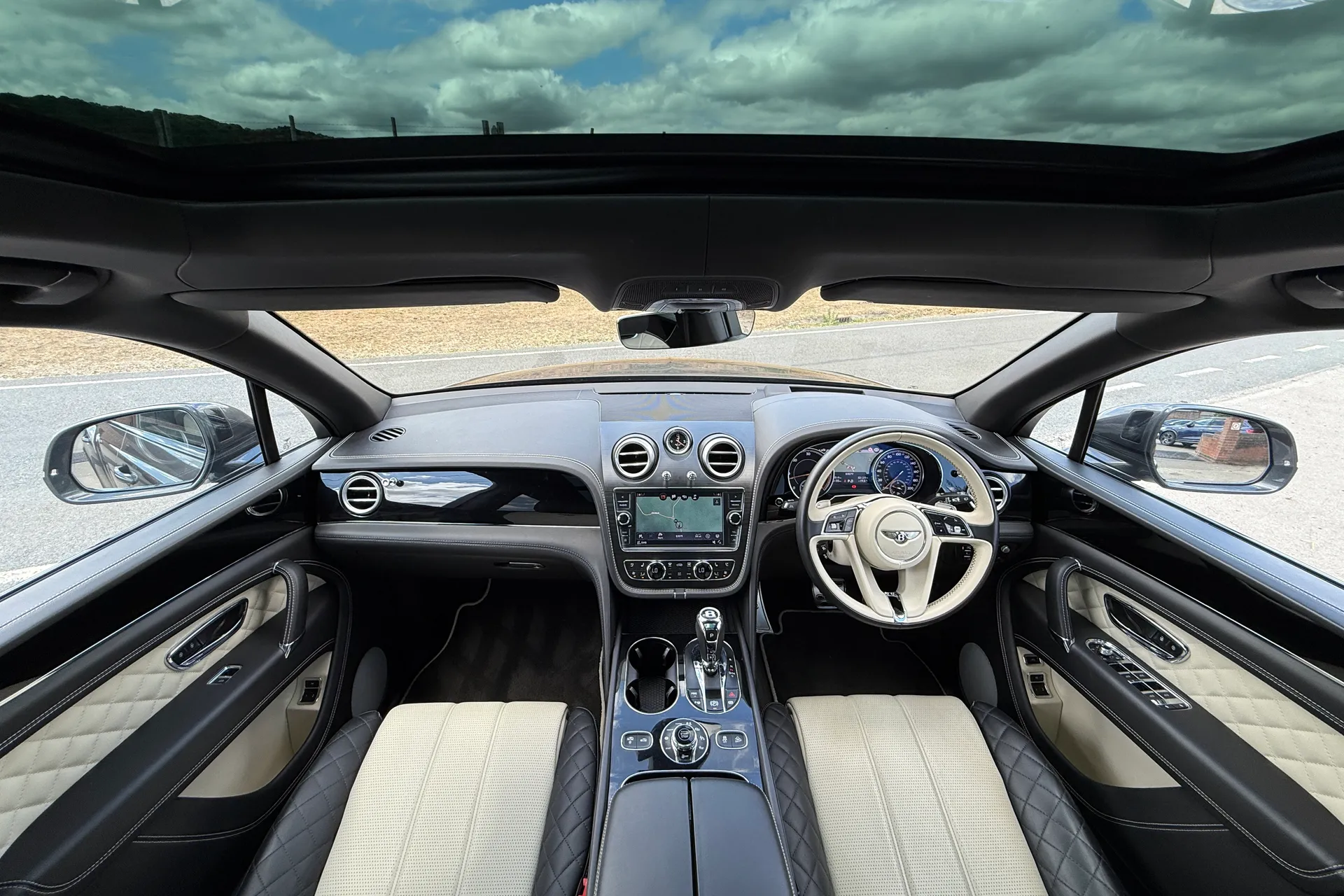 Bentley BENTAYGA V8 D AUTO thumbnail image number 3
