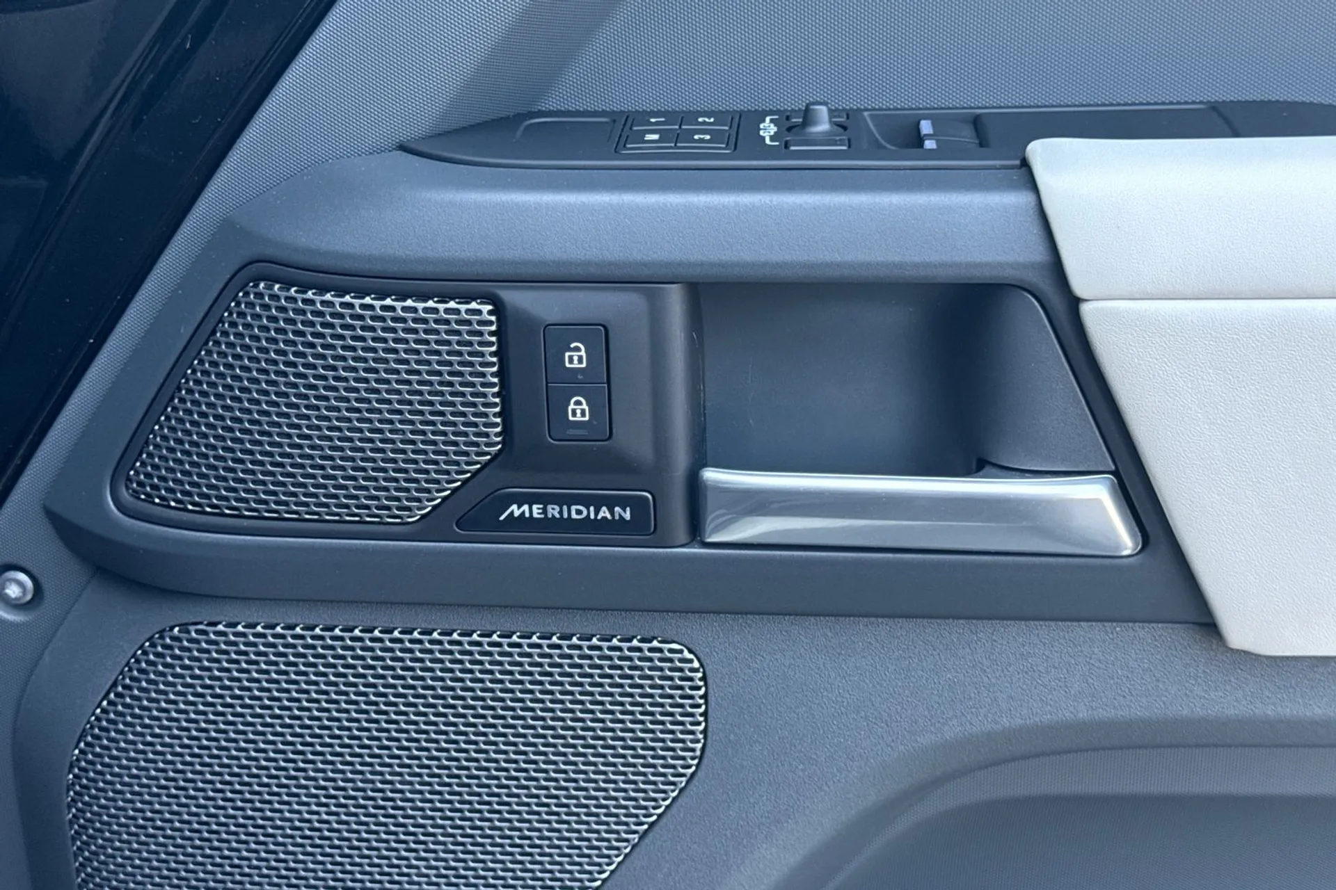 LAND ROVER DEFENDER thumbnail image number 16