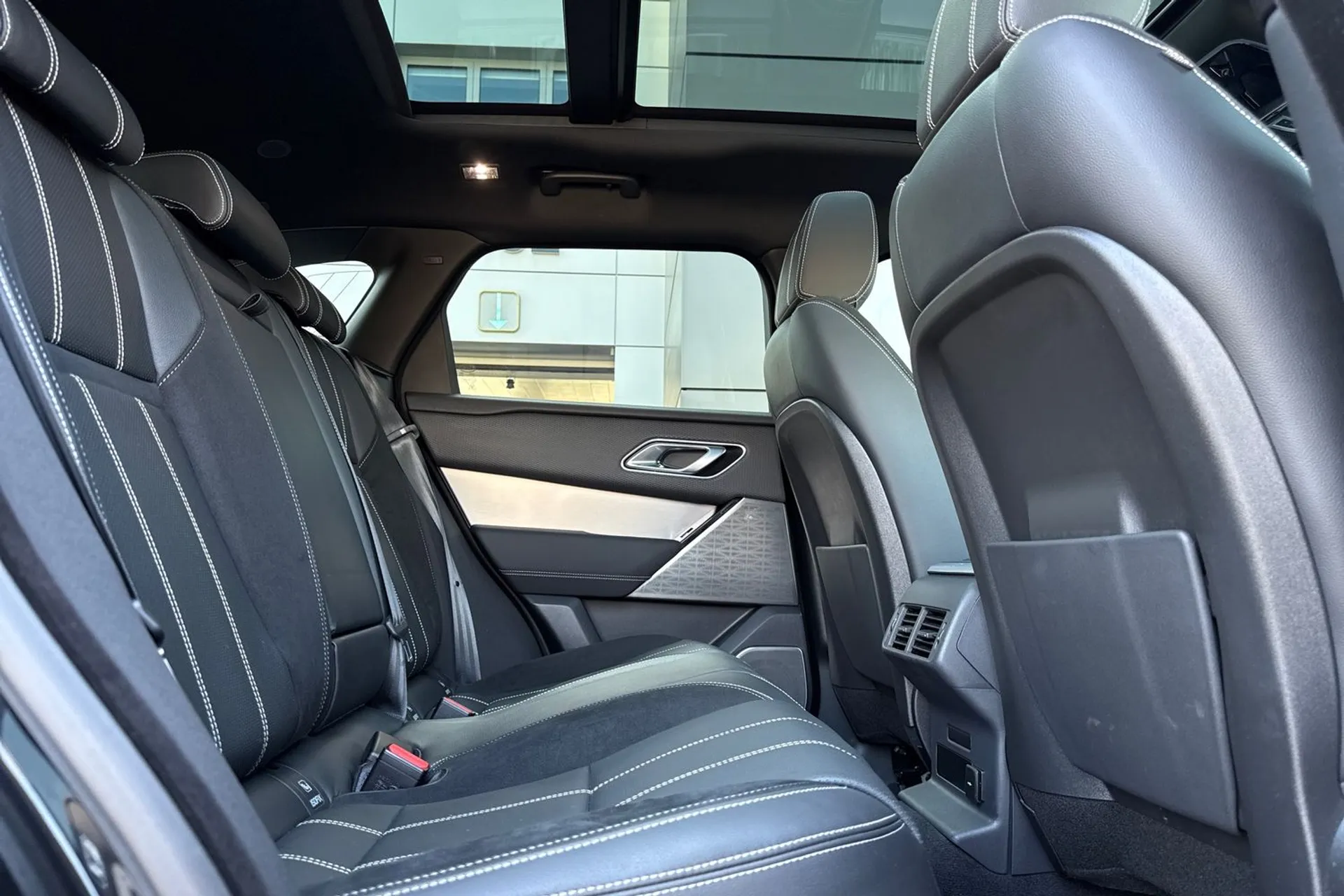 LAND ROVER RANGE ROVER VELAR thumbnail image number 36