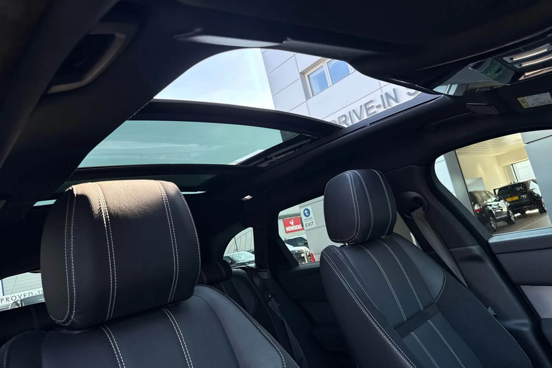 LAND ROVER RANGE ROVER VELAR thumbnail image number 14
