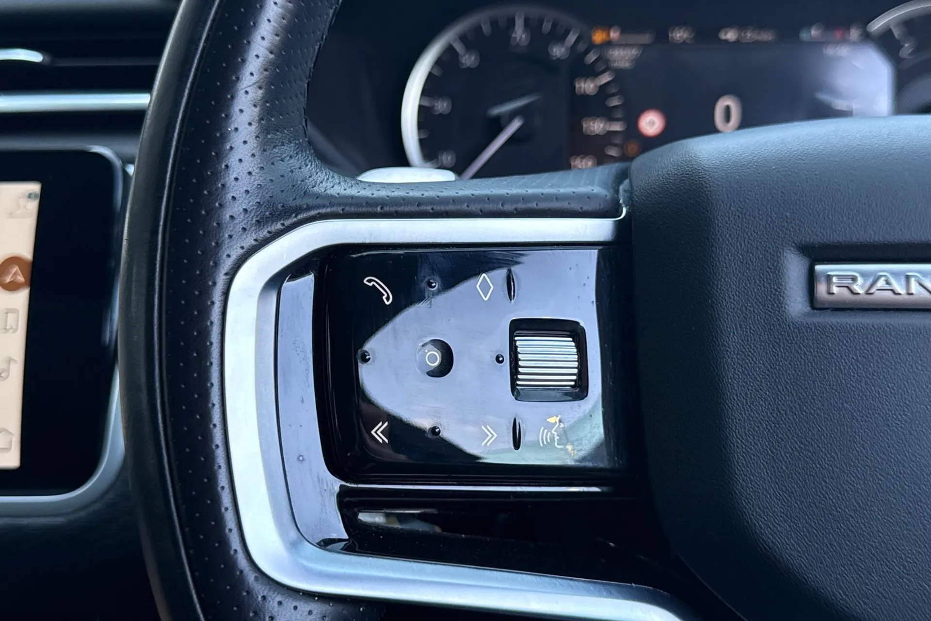 LAND ROVER RANGE ROVER VELAR thumbnail image number 51