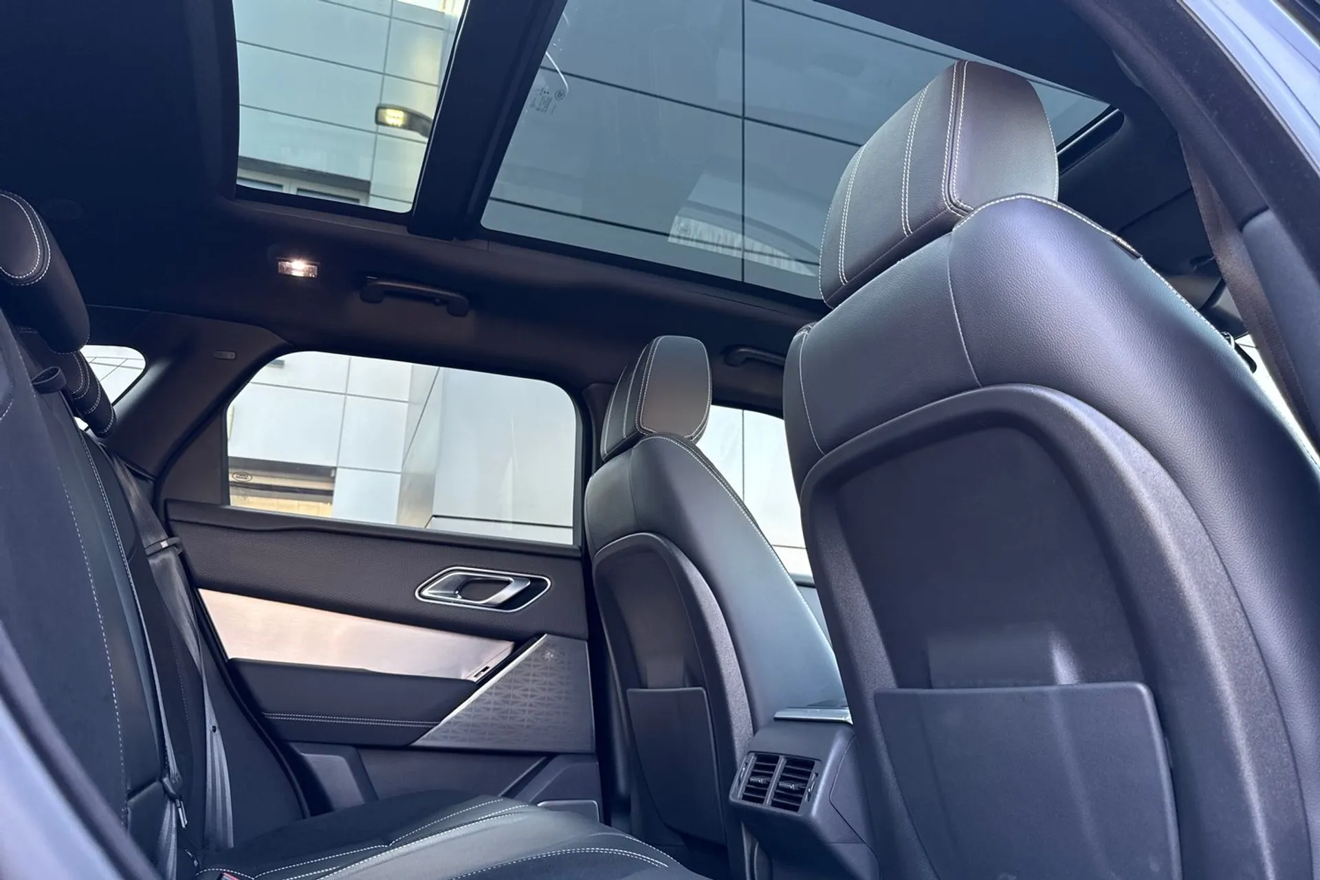 LAND ROVER RANGE ROVER VELAR thumbnail image number 37
