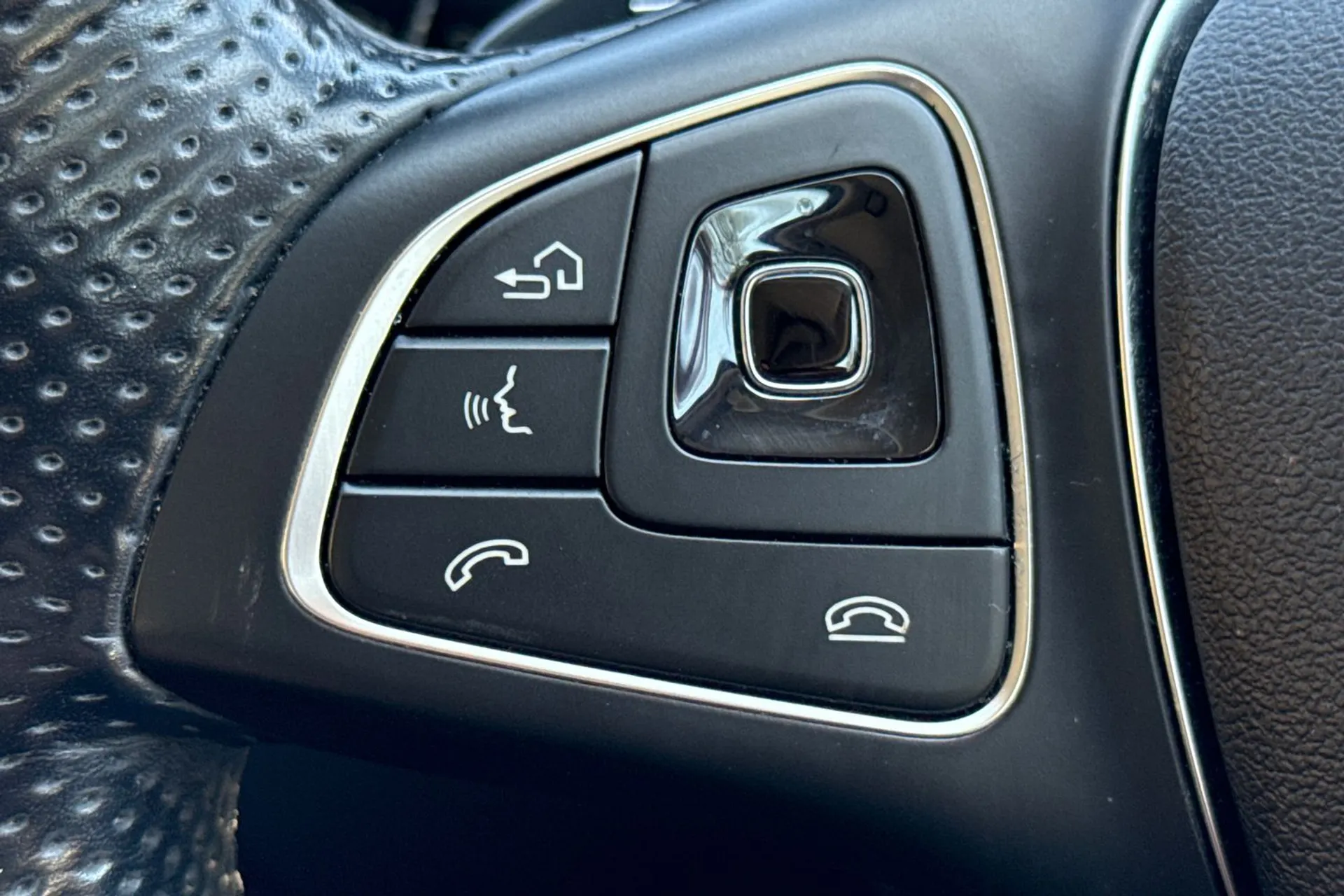 MERCEDES-BENZ E CLASS thumbnail image number 36
