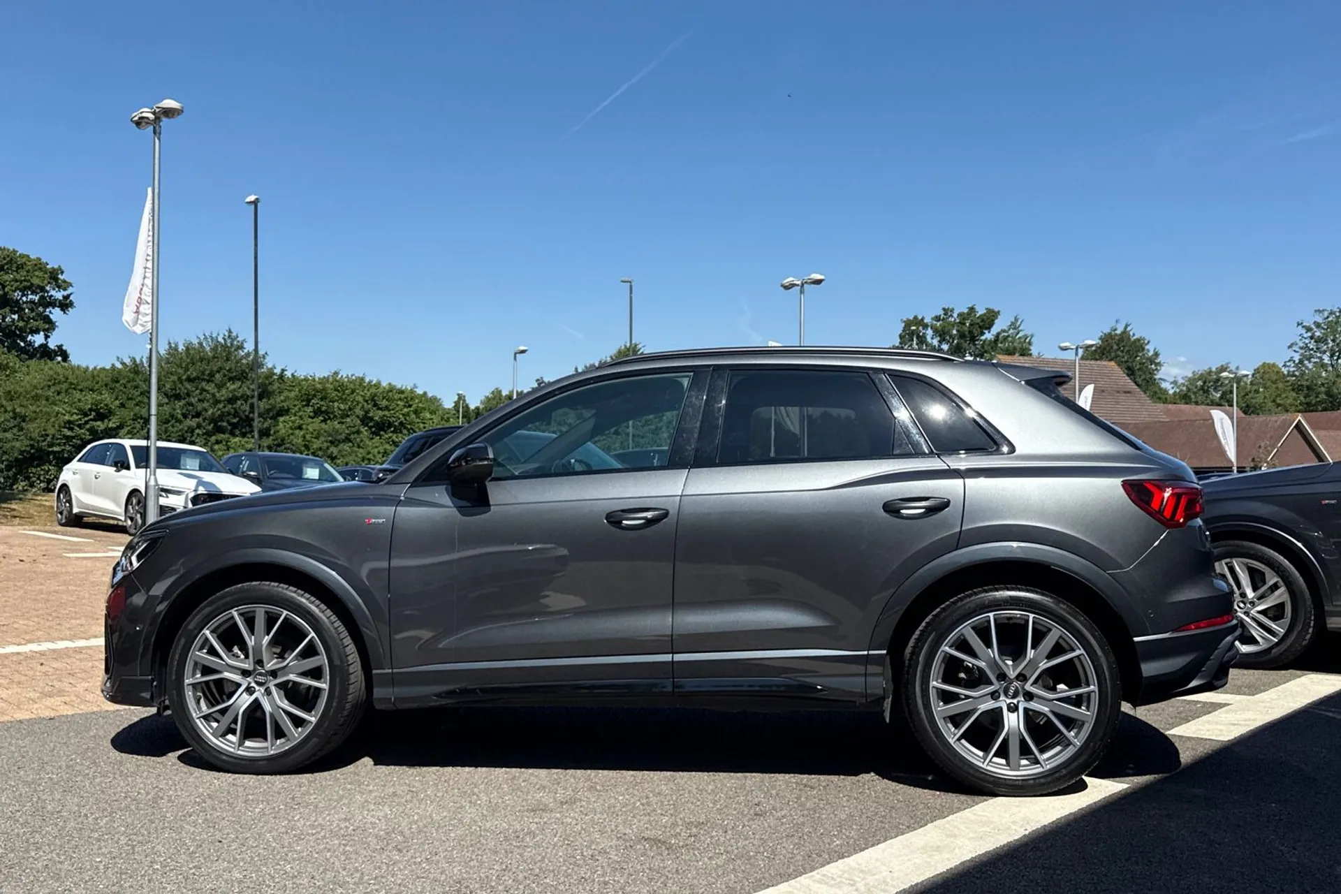 Audi Q3 thumbnail image number 10