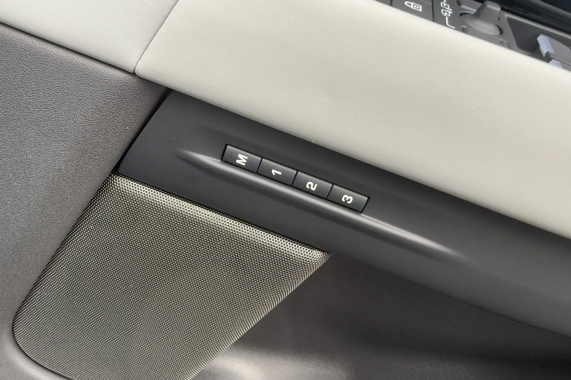 LAND ROVER RANGE ROVER EVOQUE thumbnail image number 23