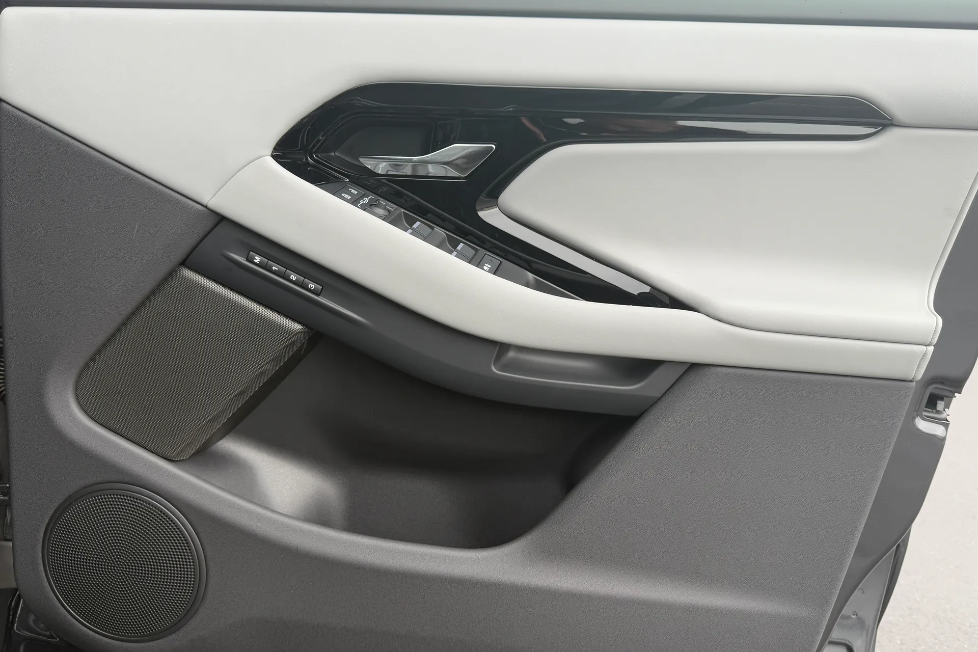 LAND ROVER RANGE ROVER EVOQUE thumbnail image number 22