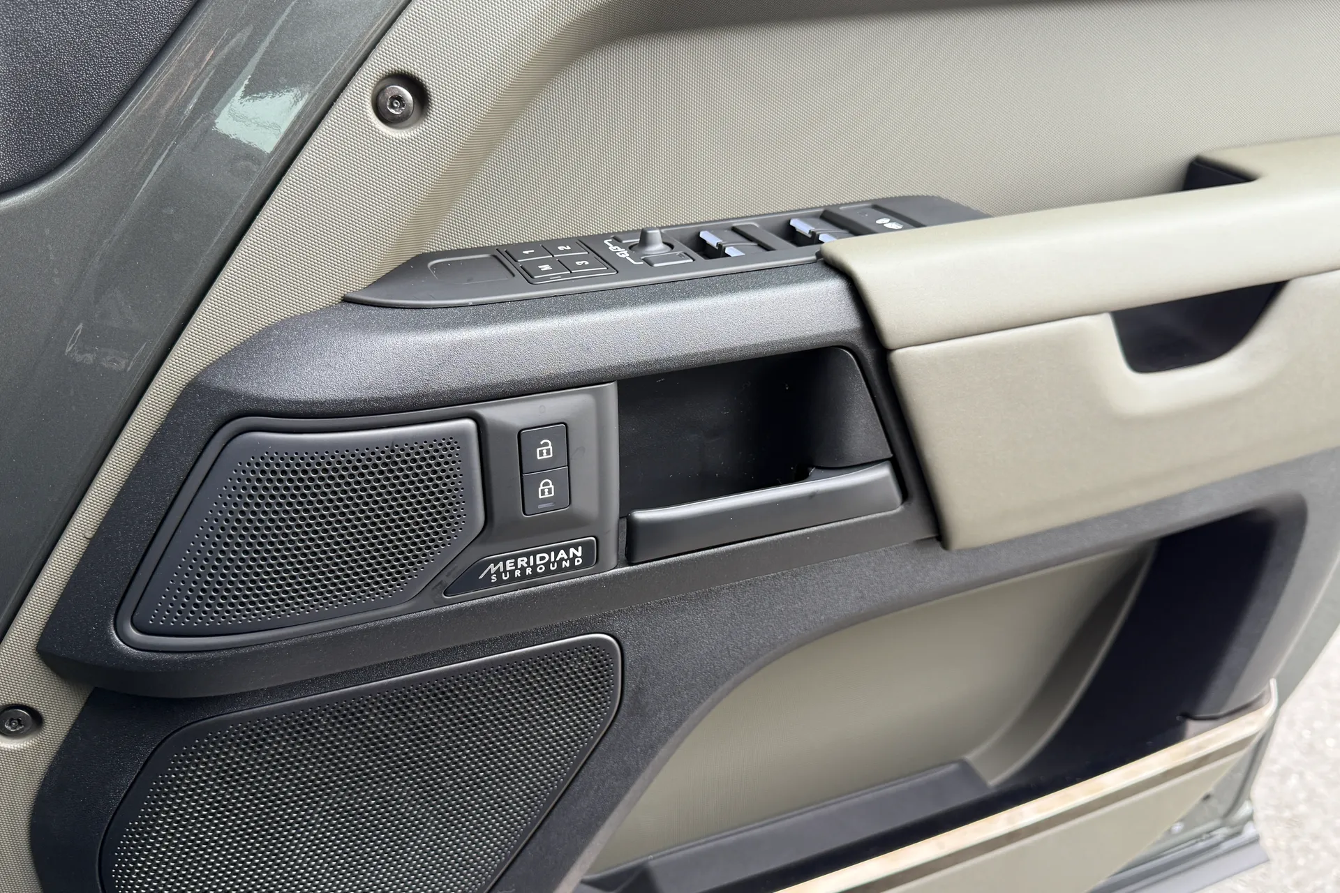 LAND ROVER Defender 110 thumbnail image number 61