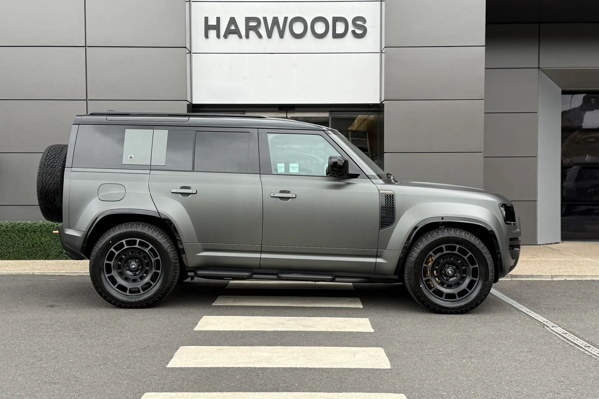 LAND ROVER Defender 110 thumbnail image number 2