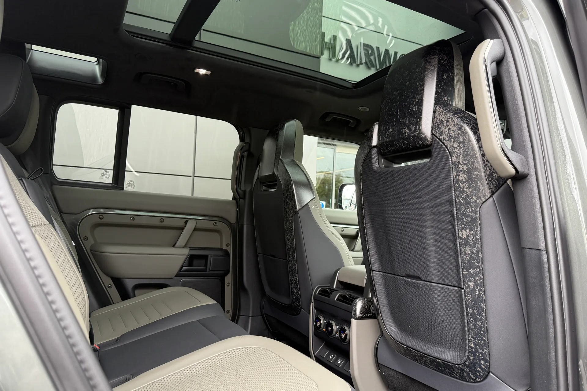 LAND ROVER Defender 110 thumbnail image number 68