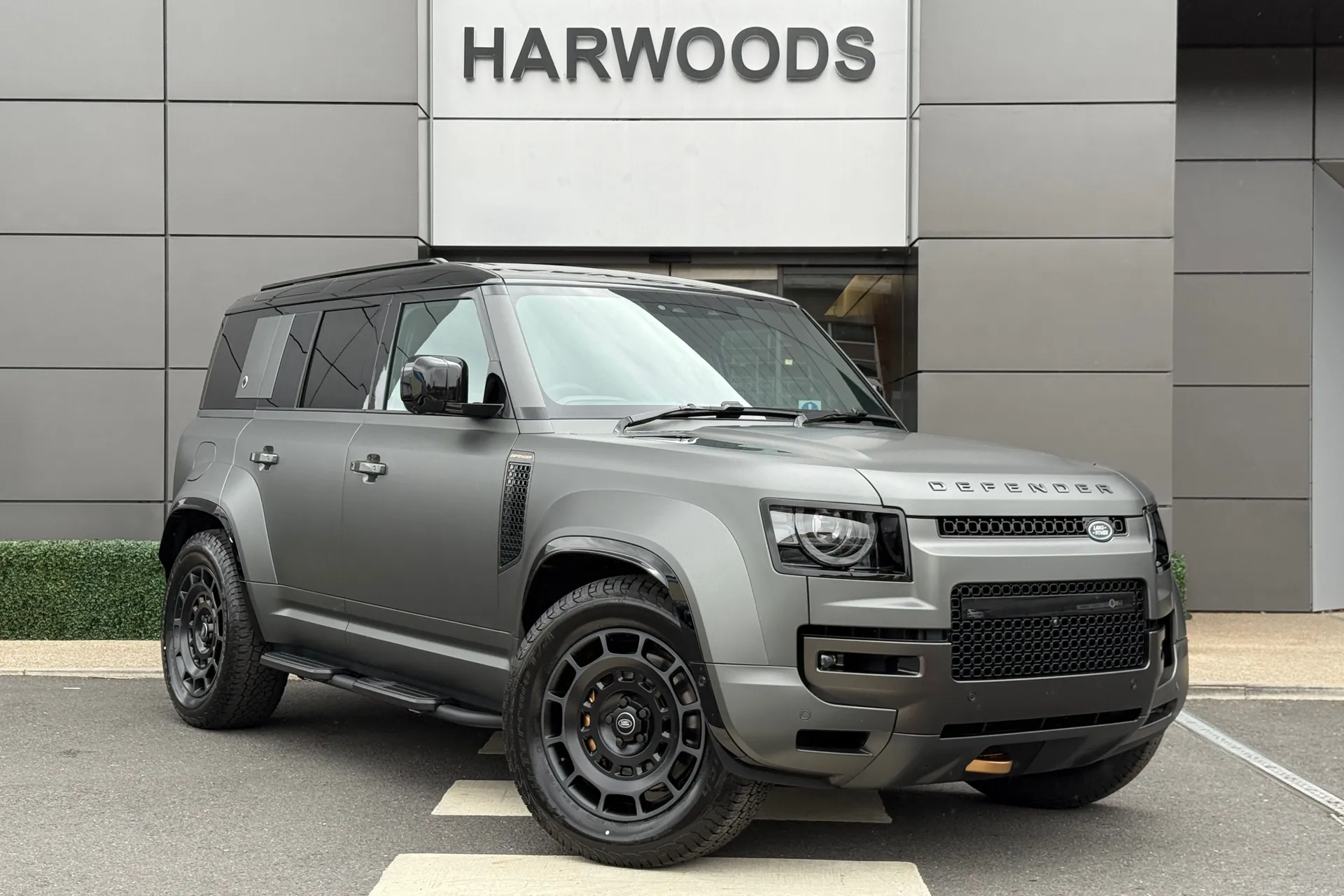 LAND ROVER Defender 110 focused image