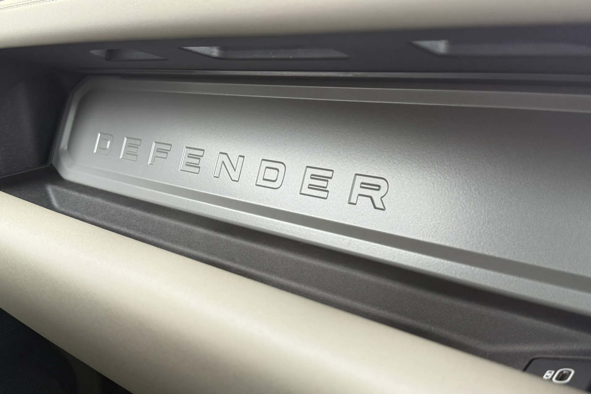 LAND ROVER Defender 110 thumbnail image number 63