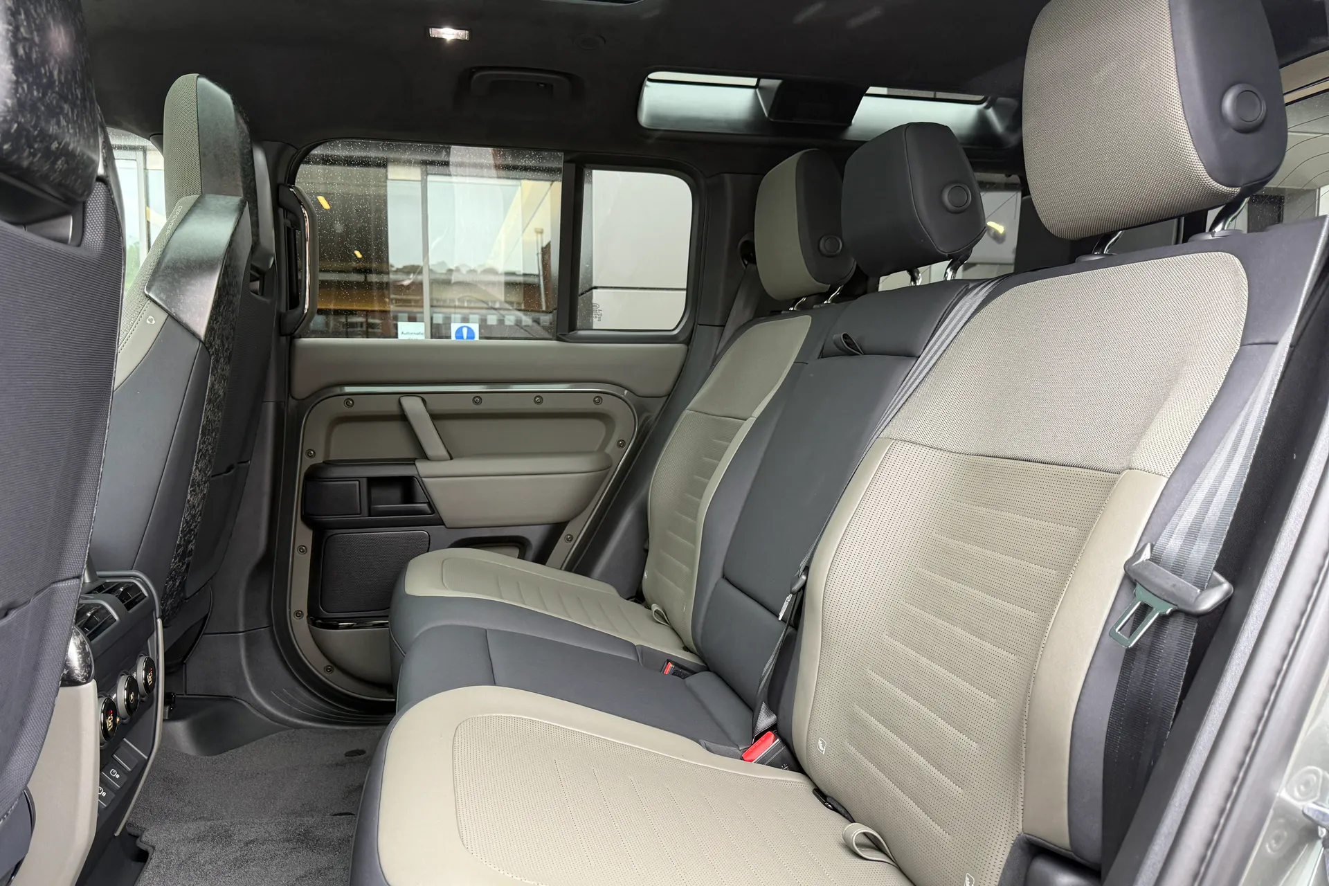 LAND ROVER Defender 110 thumbnail image number 73