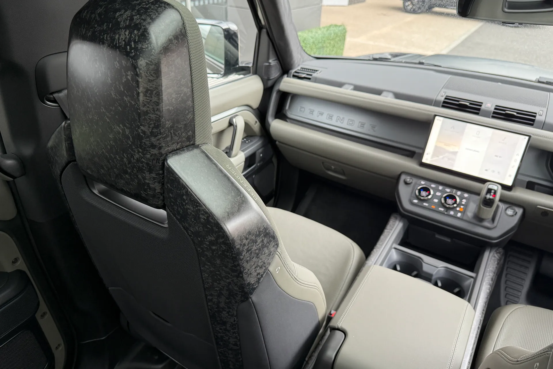 LAND ROVER Defender 110 thumbnail image number 74