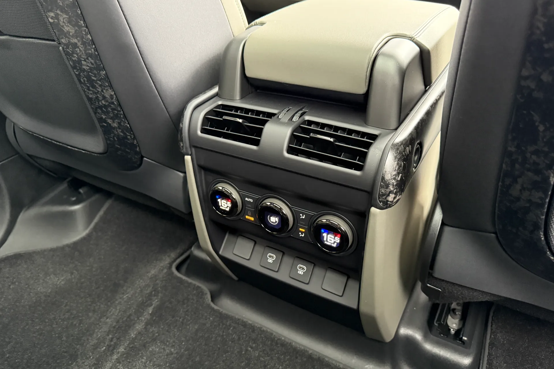 LAND ROVER Defender 110 thumbnail image number 69