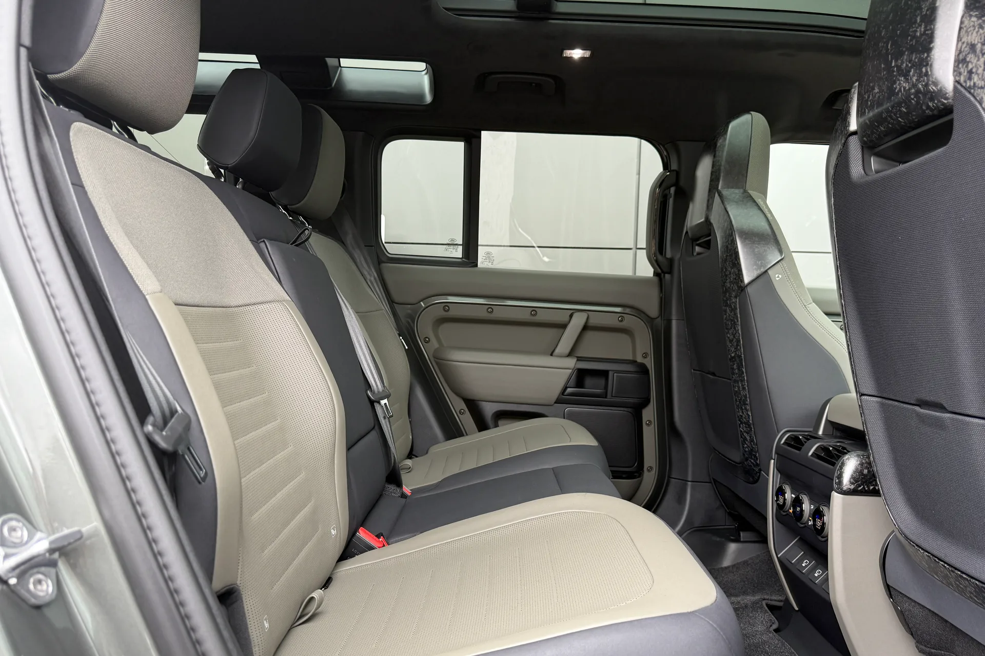 LAND ROVER Defender 110 thumbnail image number 30