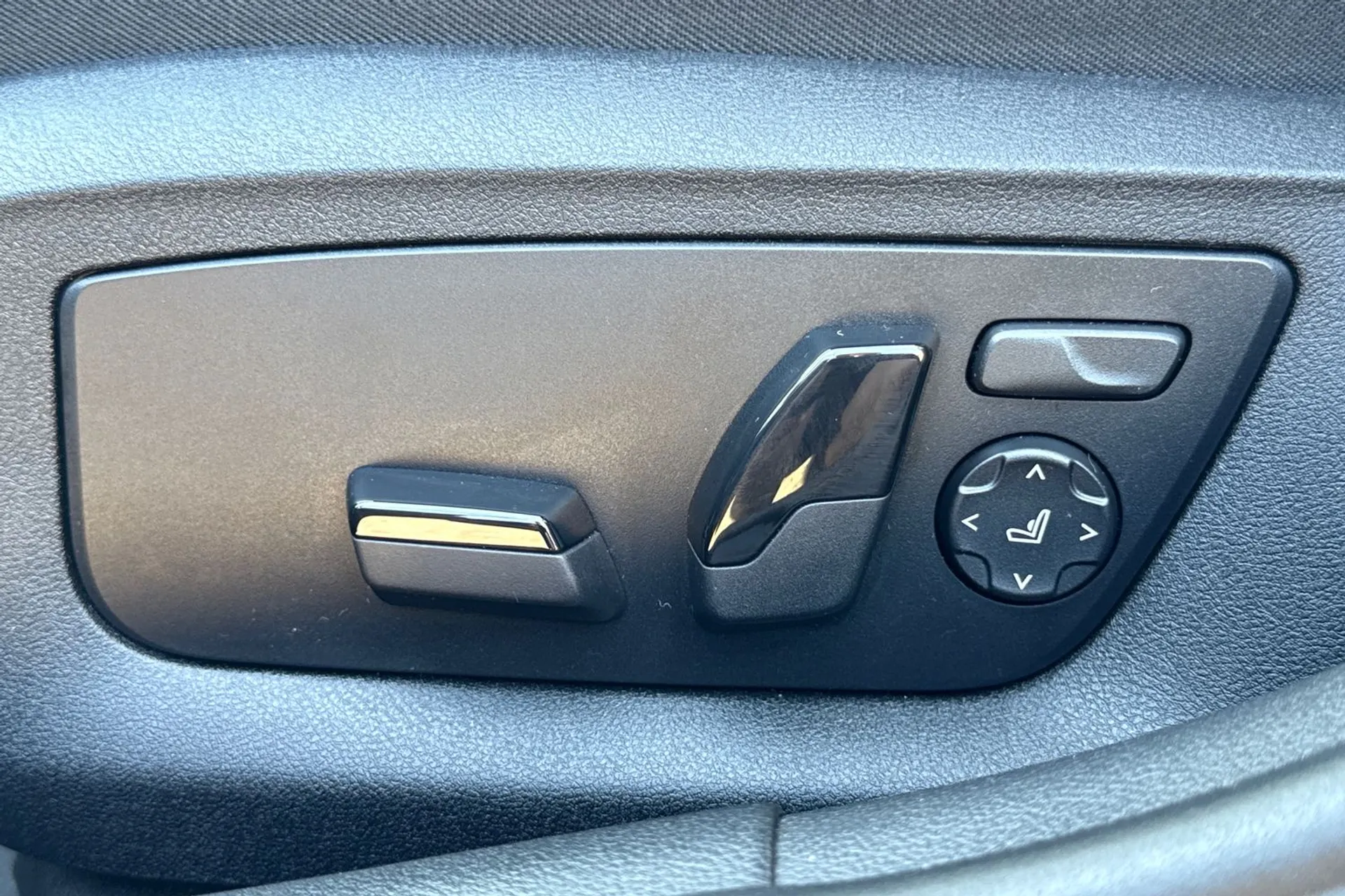 BMW 5 SERIES thumbnail image number 29