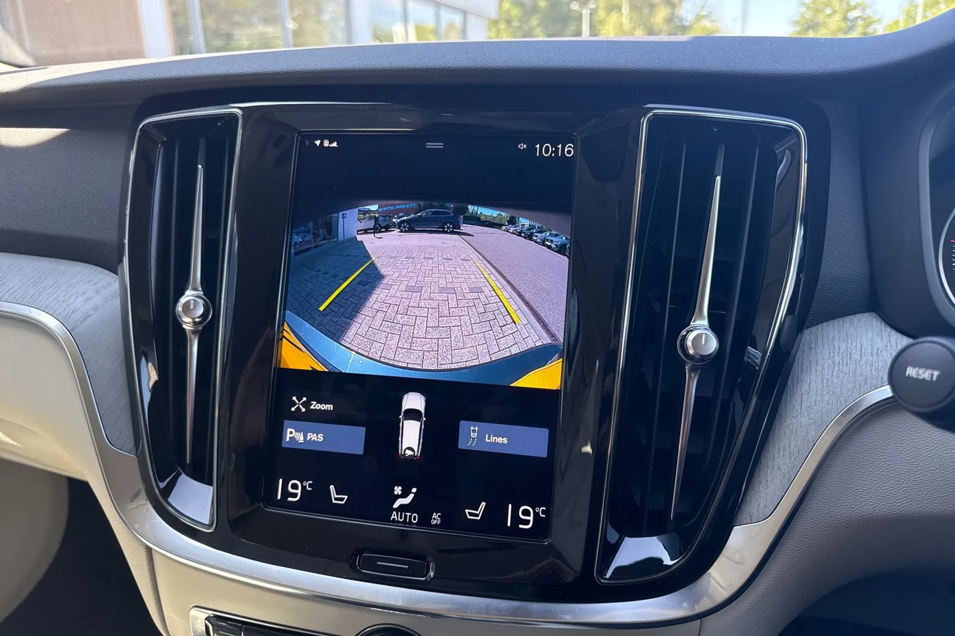 Volvo V60 thumbnail image number 4