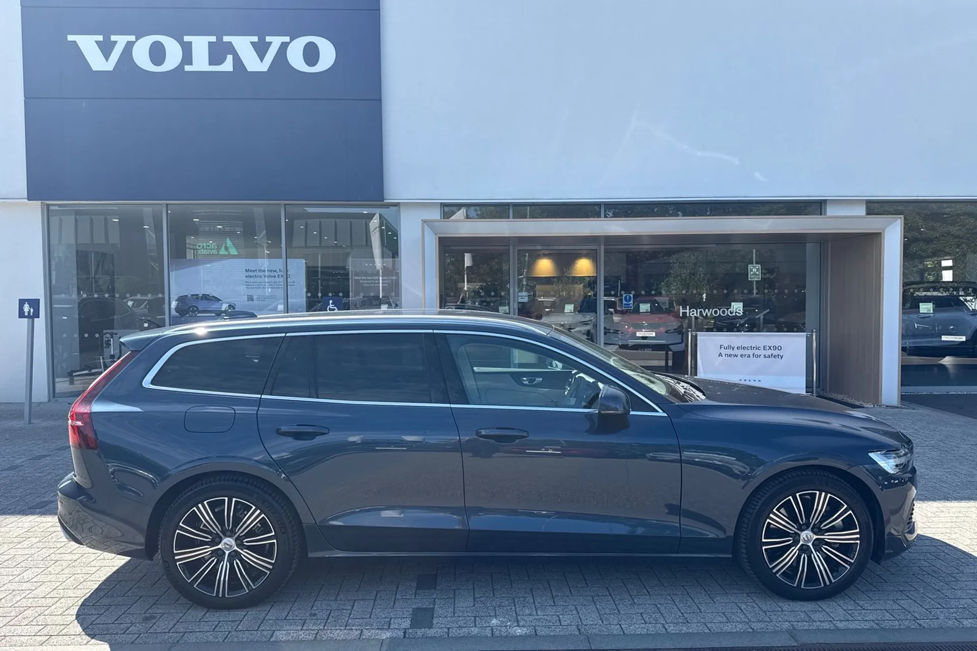 Volvo V60 thumbnail image number 2