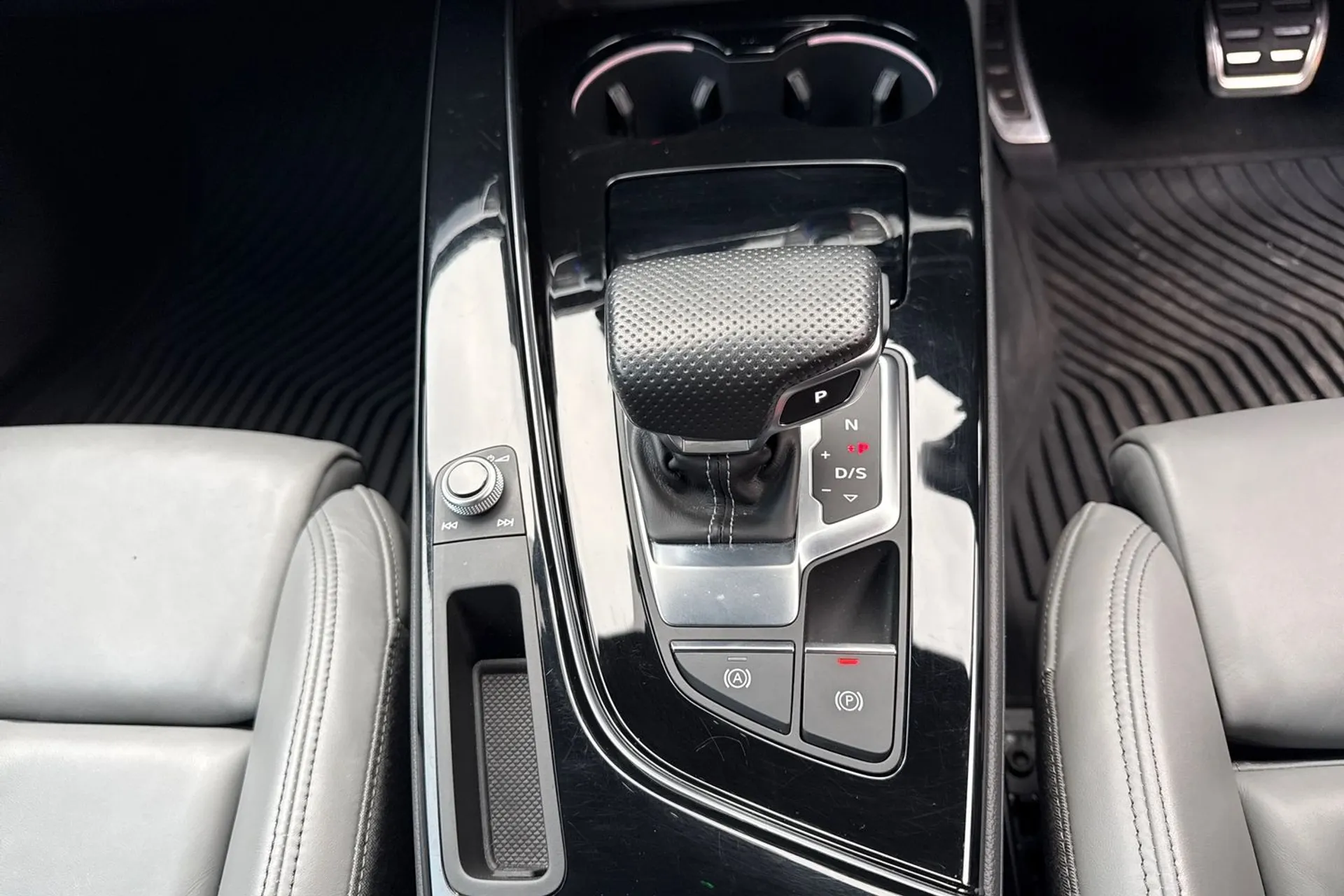 Audi A4 thumbnail image number 45