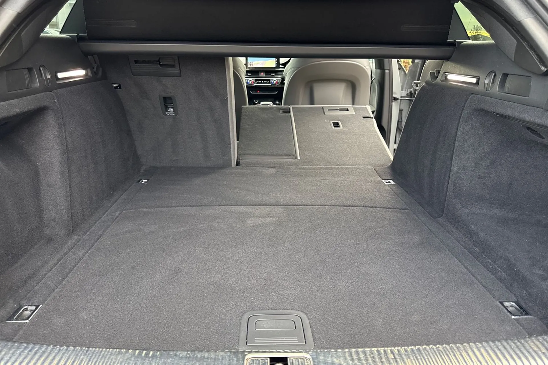 Audi A4 thumbnail image number 25