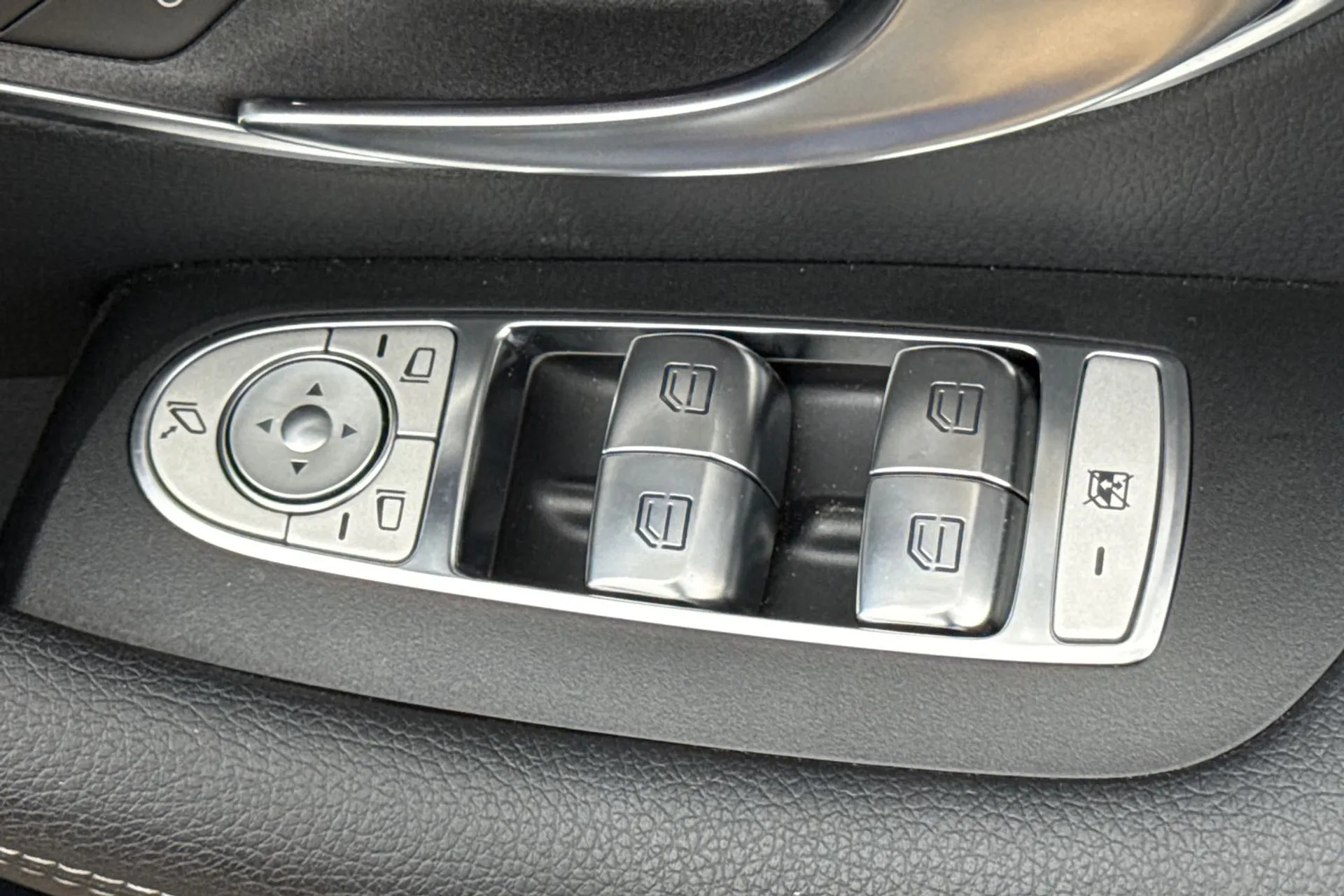 MERCEDES-BENZ E CLASS thumbnail image number 45