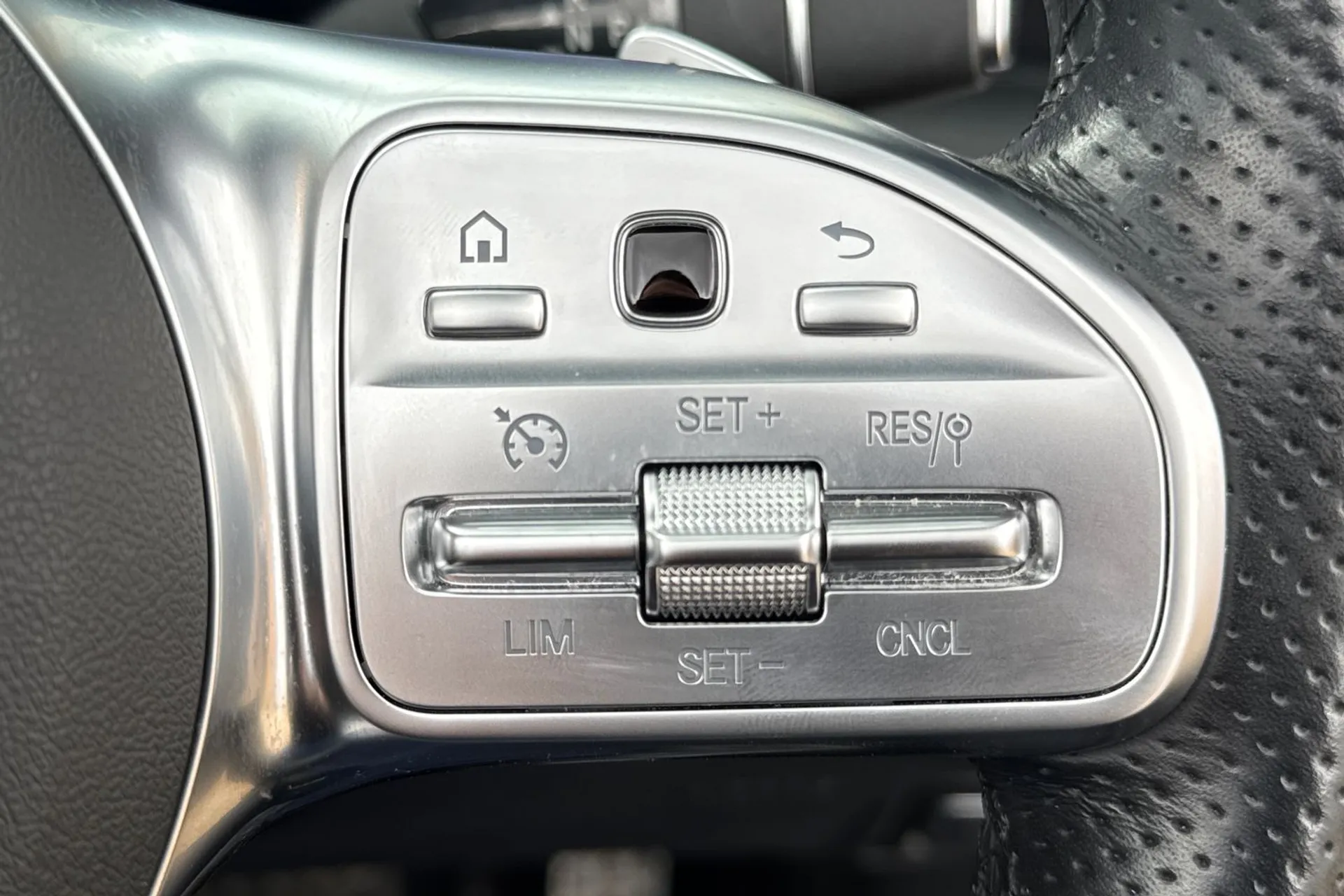 MERCEDES-BENZ E CLASS thumbnail image number 39
